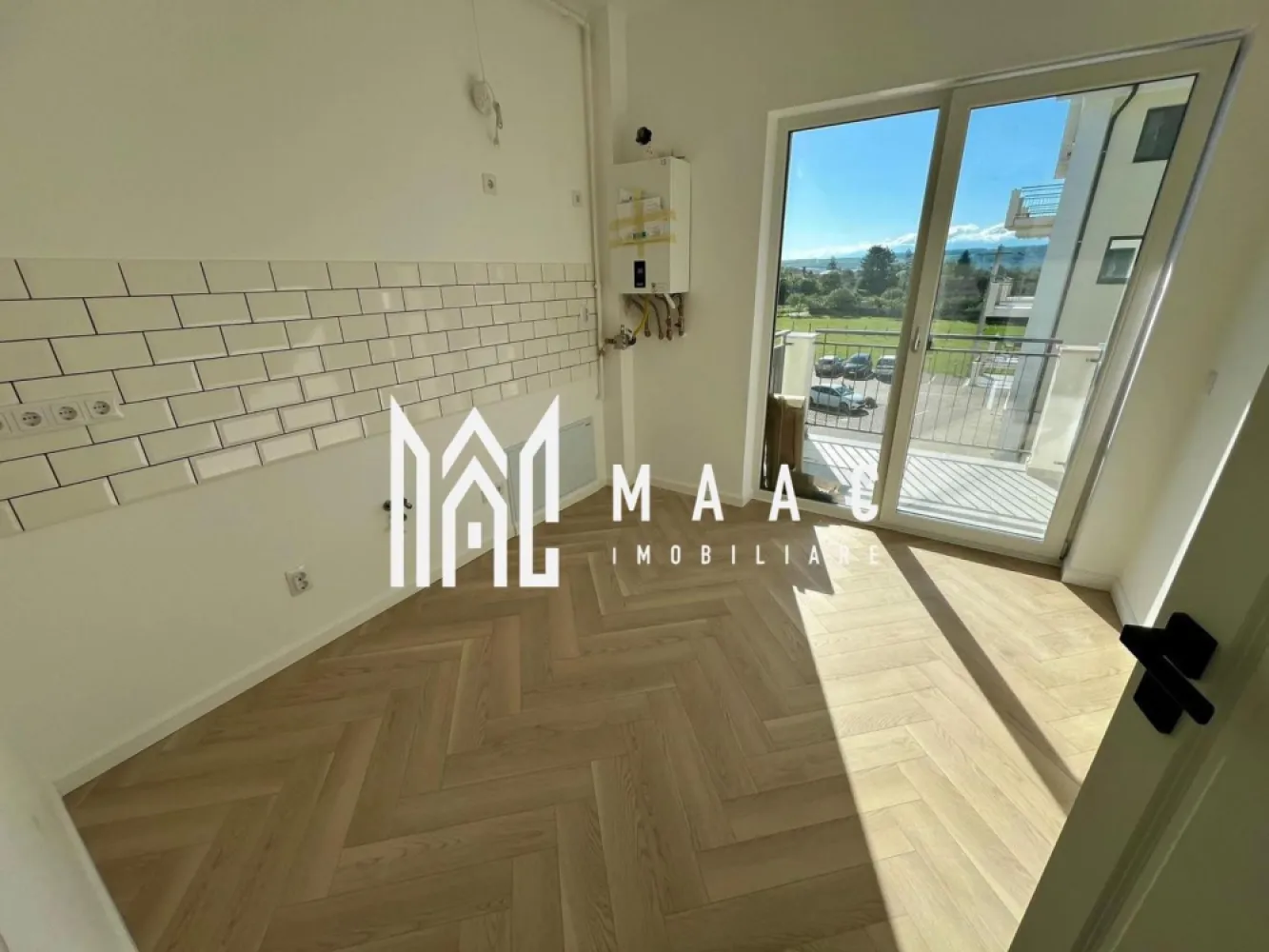 Apartament 3 camere | 71 Mp | Parter ,Boxa | Șelimbăr, zona Brana - MAAC Imobiliare vă prezintă un apartament situat în ansamblul rezidențial Casian Renaissance – Șelimbăr, zona Brana, la doar câteva minute de centrul comercial Shopping City Sibiu. Acces facil din Sibiu prin trei artere principale: Strada Ștefan cel Mare Strada Octavian Goga (Șelimbăr) Strada P. Brana Toate căile de acces sunt asfaltate, oferind confort și conectivitate optimă. Despre Casian Renaissance Casian Renaissance este un proiect rezidențial premium, gândit pentru cei care caută calitate, eleganță și un stil de viață modern. Proiectul include: 6 imobile P+3 dotate cu lifturi moderne 256 de unități locative: garsoniere, apartamente cu 2 și 3 camere Caracteristici ale ansamblului: ✔ Design arhitectural deosebit – fațade placate cu profile ornamentale, interior și exterior ✔ Lifturi performante în fiecare bloc ✔ Loc de joacă amenajat pentru copii ✔ Alei de promenadă și spații verzi generoase ✔ Locuri de parcare amenajate și căi de acces asfaltate ✔ Iluminat stradal Casian Renaissance înseamnă siguranță, bun gust, calitate premium și confort garantat. Este un loc creat pentru cei care își doresc ceva cu adevărat unic și deosebit. 📞 Pentru mai multe detalii sau pentru a programa o vizionare, contactați-ne cu încredere specificand ID:CP2609840 }}