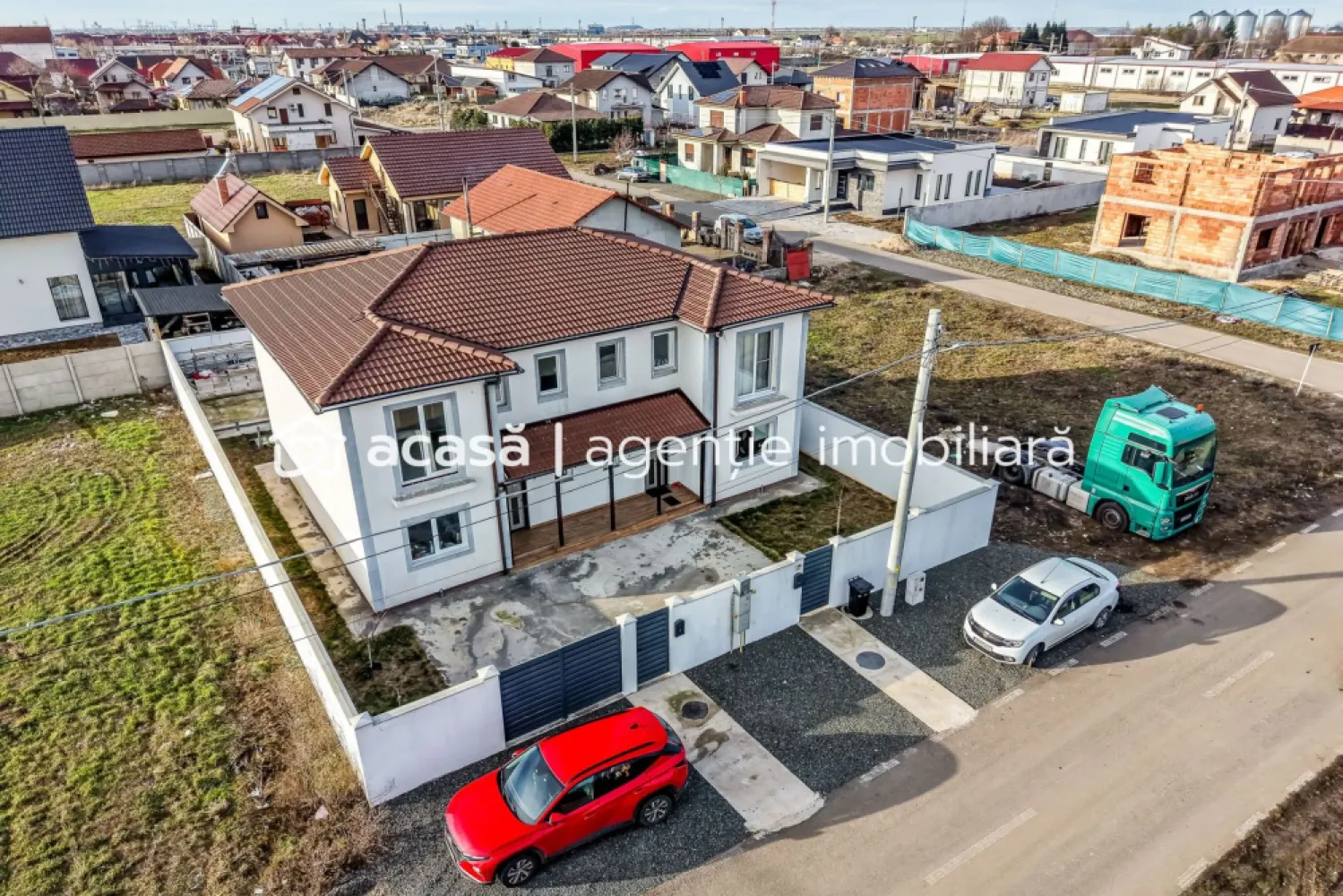 Doua case de vanzare la pret de una in Vladimirescu cartierul Florilor - Comision 0%
O oportunitate rară în Cartierul Florilor! Se vinde întreaga construcție (ambele unități ale duplexului), ideală pentru două familii, investiție sau pentru cei care își doresc o locuință foarte spațioasă, prin unirea celor două case.

Suprafață construită desfășurată: 137 mp / fiecare unitate
Total suprafață construită: 274 mp
Teren: 491 mp
Proprietate împrejmuită cu gard zidit

Fiecare casă este compartimentată astfel:
Parter: living si bucatarie inchisa + baie
Etaj: 3 dormitoare + baie

Centrală proprie pe gaz & branșament separat pentru fiecare unitate

✅ Avantaj major
Partea dreaptă este complet finalizată și locuibilă imediat
Partea stângă este semifinisată, oferindu-vă posibilitatea să o personalizați după propriul gust (parchet, gresie, uși interior, mobilier, culori pereți etc.)

🌿 Exterior & utilități
Terasă acoperită
Fundație pregătită în curte pentru bucătărie de vară sau anexă, cu toate utilitățile deja trase
Toate utilitățile disponibile: gaz, curent, apă, canalizare
Stradă asfaltată

Zonă liniștită, ideală pentru familie

O proprietate versatilă, cu potențial excelent atât pentru locuire cât și pentru investiție, deoarece zona se dezvolta de la o zi la alta.

📞 Pentru detalii și programarea unei vizionări:
Blaga Flavius – 0754467525 Consultant imobiliar acreditat APAIR (Asociația Profesională a Agenților Imobiliari din România)

Nu dispui de toată suma? Te ajutăm noi gratuit! Îți obținem oferte de la 16 bănci.
Ai o proprietate de vânzare în Arad și vrei să știi cât valorează cu adevărat?

Birou: ACASĂ | Agenție imobiliară Arad
Adresă: Bulevardul Decebal 2, Arad 310133