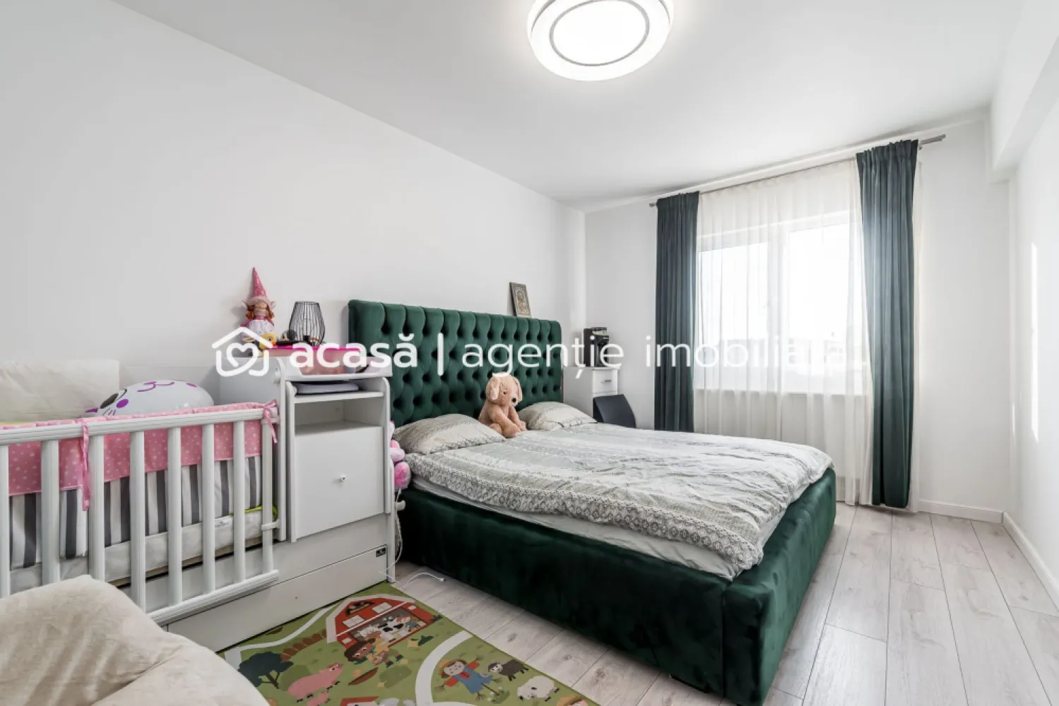 Doua case de vanzare la pret de una in Vladimirescu cartierul Florilor - Comision 0%
O oportunitate rară în Cartierul Florilor! Se vinde întreaga construcție (ambele unități ale duplexului), ideală pentru două familii, investiție sau pentru cei care își doresc o locuință foarte spațioasă, prin unirea celor două case.

Suprafață construită desfășurată: 137 mp / fiecare unitate
Total suprafață construită: 274 mp
Teren: 491 mp
Proprietate împrejmuită cu gard zidit

Fiecare casă este compartimentată astfel:
Parter: living si bucatarie inchisa + baie
Etaj: 3 dormitoare + baie

Centrală proprie pe gaz & branșament separat pentru fiecare unitate

✅ Avantaj major
Partea dreaptă este complet finalizată și locuibilă imediat
Partea stângă este semifinisată, oferindu-vă posibilitatea să o personalizați după propriul gust (parchet, gresie, uși interior, mobilier, culori pereți etc.)

🌿 Exterior & utilități
Terasă acoperită
Fundație pregătită în curte pentru bucătărie de vară sau anexă, cu toate utilitățile deja trase
Toate utilitățile disponibile: gaz, curent, apă, canalizare
Stradă asfaltată

Zonă liniștită, ideală pentru familie

O proprietate versatilă, cu potențial excelent atât pentru locuire cât și pentru investiție, deoarece zona se dezvolta de la o zi la alta.

📞 Pentru detalii și programarea unei vizionări:
Blaga Flavius – 0754467525 Consultant imobiliar acreditat APAIR (Asociația Profesională a Agenților Imobiliari din România)

Nu dispui de toată suma? Te ajutăm noi gratuit! Îți obținem oferte de la 16 bănci.
Ai o proprietate de vânzare în Arad și vrei să știi cât valorează cu adevărat?

Birou: ACASĂ | Agenție imobiliară Arad
Adresă: Bulevardul Decebal 2, Arad 310133