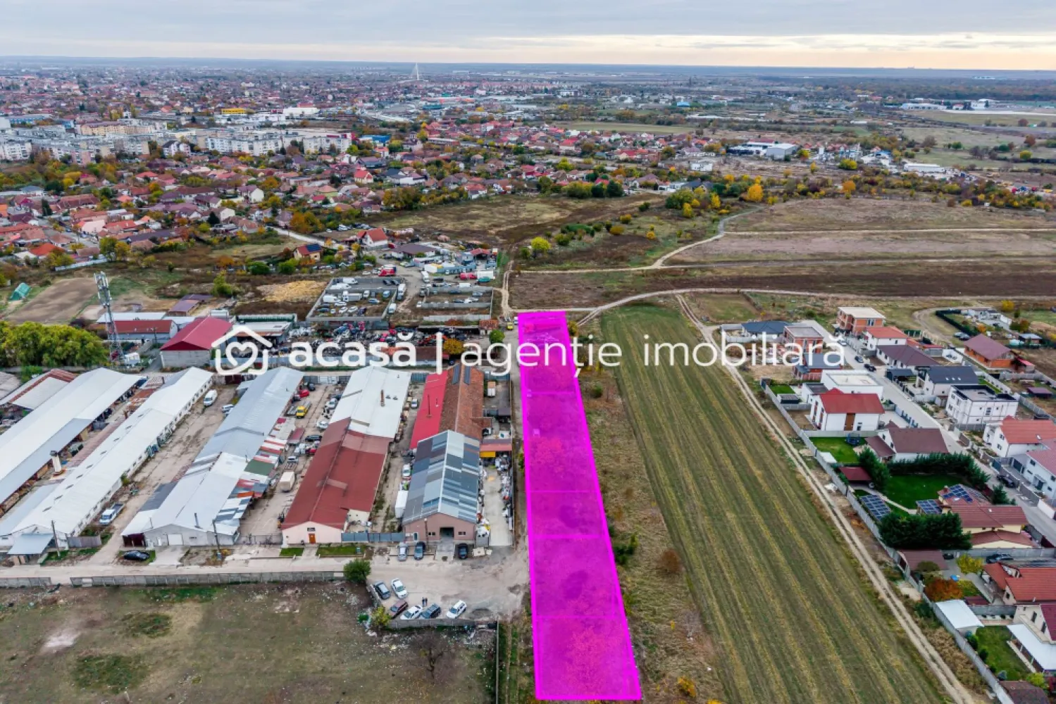 Teren de 2500 mp cu posibilitate de parcelare în Bujac Arad - Cauți o oportunitate reală de investiție în Arad, la un preț sub media pieței?

Acest teren de 2500 mp (17 m lățime × 154 m lungime) este amplasat în Bujac, cu acces direct atât din strada Lavandei, cât și din strada Ilarion Felea, (drumuri de pământ), zonă cunoscută pentru hale de producție și spații de depozitare.

Proprietatea oferă un raport excelent între suprafață, poziționare și preț — sub 40 €/mp. 
Terenul se află într-o zonă mixtă (industrială și rezidențială), cu potențial de dezvoltare după obținerea PUZ-ului și autorizațiilor necesare. 

Contactează-mă, 
Andrei Caracioni 
telefon 0757 662 907 

pentru detalii suplimentare și pentru a analiza împreună oportunitatea.

Cod proprietate: CP2797013