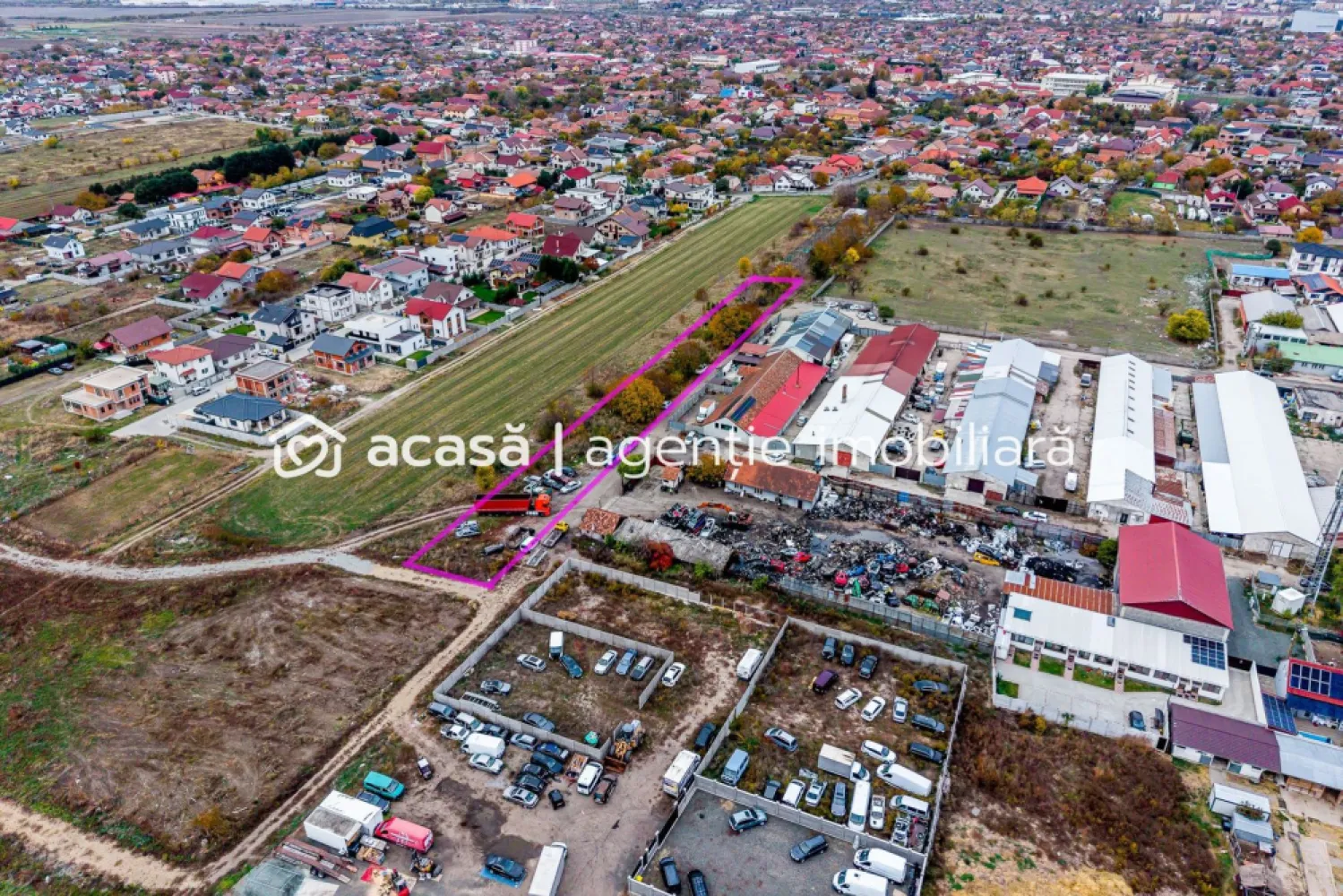 Teren de 2500 mp cu posibilitate de parcelare în Bujac Arad - Cauți o oportunitate reală de investiție în Arad, la un preț sub media pieței?

Acest teren de 2500 mp (17 m lățime × 154 m lungime) este amplasat în Bujac, cu acces direct atât din strada Lavandei, cât și din strada Ilarion Felea, (drumuri de pământ), zonă cunoscută pentru hale de producție și spații de depozitare.

Proprietatea oferă un raport excelent între suprafață, poziționare și preț — sub 40 €/mp. 
Terenul se află într-o zonă mixtă (industrială și rezidențială), cu potențial de dezvoltare după obținerea PUZ-ului și autorizațiilor necesare. 

Contactează-mă, 
Andrei Caracioni 
telefon 0757 662 907 

pentru detalii suplimentare și pentru a analiza împreună oportunitatea.

Cod proprietate: CP2797013