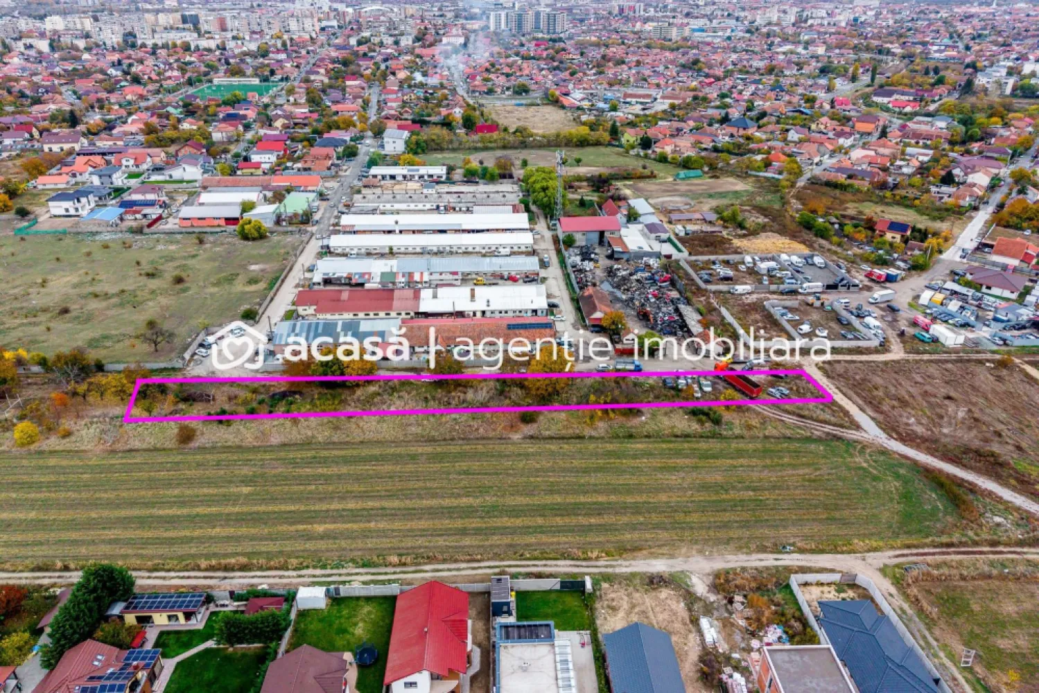 Teren de 2500 mp cu posibilitate de parcelare în Bujac Arad - Cauți o oportunitate reală de investiție în Arad, la un preț sub media pieței?

Acest teren de 2500 mp (17 m lățime × 154 m lungime) este amplasat în Bujac, cu acces direct atât din strada Lavandei, cât și din strada Ilarion Felea, (drumuri de pământ), zonă cunoscută pentru hale de producție și spații de depozitare.

Proprietatea oferă un raport excelent între suprafață, poziționare și preț — sub 40 €/mp. 
Terenul se află într-o zonă mixtă (industrială și rezidențială), cu potențial de dezvoltare după obținerea PUZ-ului și autorizațiilor necesare. 

Contactează-mă, 
Andrei Caracioni 
telefon 0757 662 907 

pentru detalii suplimentare și pentru a analiza împreună oportunitatea.

Cod proprietate: CP2797013