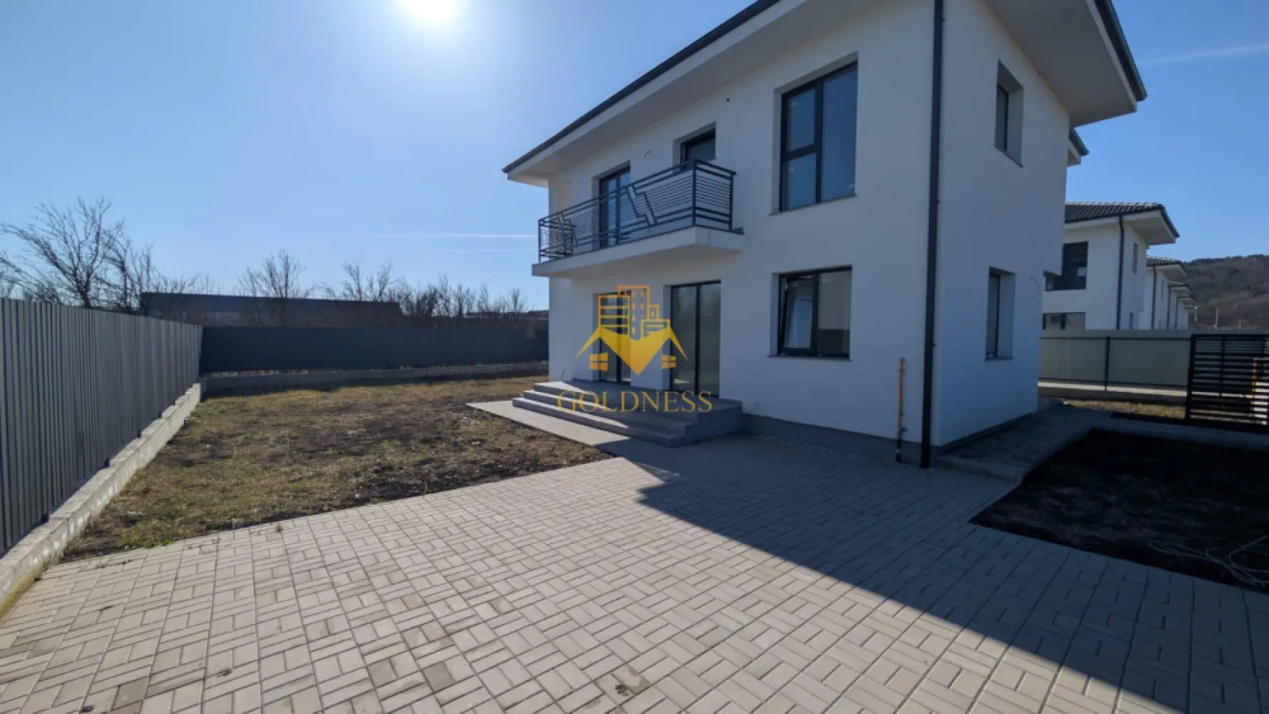 Casă individuală, 4 camere, 470 mp teren, Cluj - GOLDNESS Imobiliare vă propune spre vânzare o casă spațioasă și modernă, situată în Jucu de Mijloc, ideală pentru o familie. Proprietatea are un regim de înălțime P+E, cu o suprafață utilă de 180 mp și este amplasată pe un teren generos de 470 mp.
Casa beneficiază de încălzire prin pardoseală și este racordată la toate utilitățile necesare: apă, canalizare, curent și gaz.
Compartimentarea inteligentă este următoarea:
 Parterul include un living luminos, o bucătărie open space cu loc de luat masa, un birou, o zonă de depozitare și o baie.

 Etajul dispune de trei dormitoare (dintre care unul matrimonial), două băi și două balcoane, oferind spațiu și intimitate pentru toți membrii familiei.

 De asemenea, proprietatea beneficiază de o terasă, perfectă pentru relaxare în aer liber.

Dacă sunteți interesați de această casă și doriți mai multe detalii sau o vizionare, nu ezitați să ne contactați telefonic sau prin e-mail. Vă stăm la dispoziție!
Pentru intermediere se percepe un comision de 2% din prețul de vânzare.
La pretul vânzării se adaugă TVA de 21%!