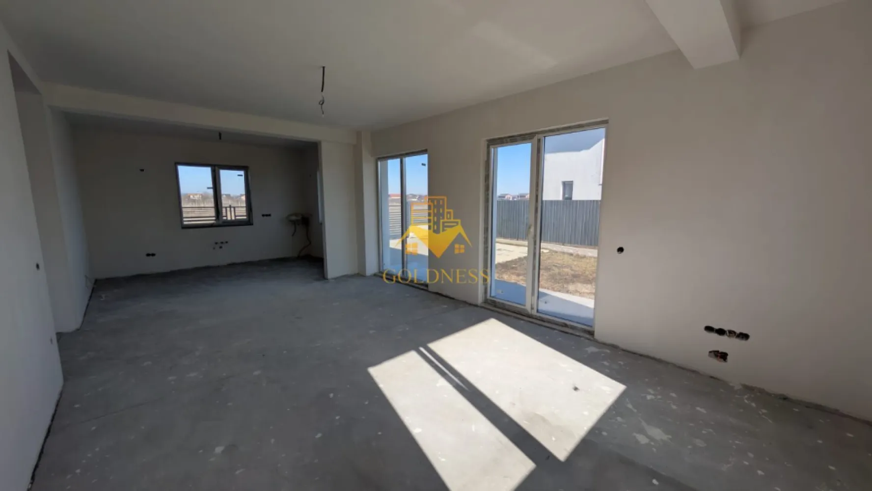 Casă individuală, 4 camere, 470 mp teren, Cluj - GOLDNESS Imobiliare vă propune spre vânzare o casă spațioasă și modernă, situată în Jucu de Mijloc, ideală pentru o familie. Proprietatea are un regim de înălțime P+E, cu o suprafață utilă de 180 mp și este amplasată pe un teren generos de 470 mp.
Casa beneficiază de încălzire prin pardoseală și este racordată la toate utilitățile necesare: apă, canalizare, curent și gaz.
Compartimentarea inteligentă este următoarea:
 Parterul include un living luminos, o bucătărie open space cu loc de luat masa, un birou, o zonă de depozitare și o baie.

 Etajul dispune de trei dormitoare (dintre care unul matrimonial), două băi și două balcoane, oferind spațiu și intimitate pentru toți membrii familiei.

 De asemenea, proprietatea beneficiază de o terasă, perfectă pentru relaxare în aer liber.

Dacă sunteți interesați de această casă și doriți mai multe detalii sau o vizionare, nu ezitați să ne contactați telefonic sau prin e-mail. Vă stăm la dispoziție!
Pentru intermediere se percepe un comision de 2% din prețul de vânzare.
La pretul vânzării se adaugă TVA de 21%!