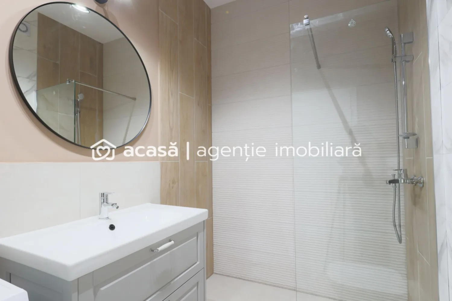 Apartament in cel mai nou bloc ARED RED9, fără agenție - comision 0 - Am plăcerea sa iți propun spre vânzare direct de la dezvoltatorul imobiliar, fără comision, un apartament nou cu un dormitor în noul cartier ARED City 9, situat pe Calea Aurel Vlaicu nr 14, în imediata apropiere a Atrium Mall, apartamentul cu numărul 38.
Prețul afișat este pentru plata integrală până la 30.09.2026, apartament finisat și mobilat.

Apartamentul situat la etajul 5, are centrală proprie pe gaz, se predă LA CHEIE. 
Atenție, apartamentul se vinde ca investiție, cu chiriași.
📢 Atenție! Detalii preț și TVA:
💰 Prețul este 139.929 EUR (TVA 21% inclus 
🏢 Dacă este cumpărat de o firmă plătitoare de TVA, prețul 115.644 EUR. (TVA 21 % - taxare inversa )
📌 Apartamentul se achiziționează prin plata unui avans de 25% din valoarea sa. Pentru plata integrală până la 31.05.2026 se acordă un discount de 3% aplicabil pe restul sumei, în speță pe diferența de 75%.â
Beneficiază de încălzire în pardoseală, gresie și parchet, sistem de casă inteligentă, ușă metalică la intrare și uși MDF la interior, baia funcțională, uși exterioare PVC, gri antracit la exterior, alb la interior cu profile de adâncime de 80mm realizate cu 6 camere de izolare, cu geam tripan.

Nu ratați șansa de a vă transforma acest apartament într-un cămin al visurilor dumneavoastră!
Sună-mă acum pentru mai multe detalii și pentru a stabili o vizionare la 0724694458 Dorel Veres consultant imobiliar ARED Birou Centru

Birou: ACASĂ | Agenție imobiliară Arad
Adresă: Bulevardul Decebal 2, Arad 310133