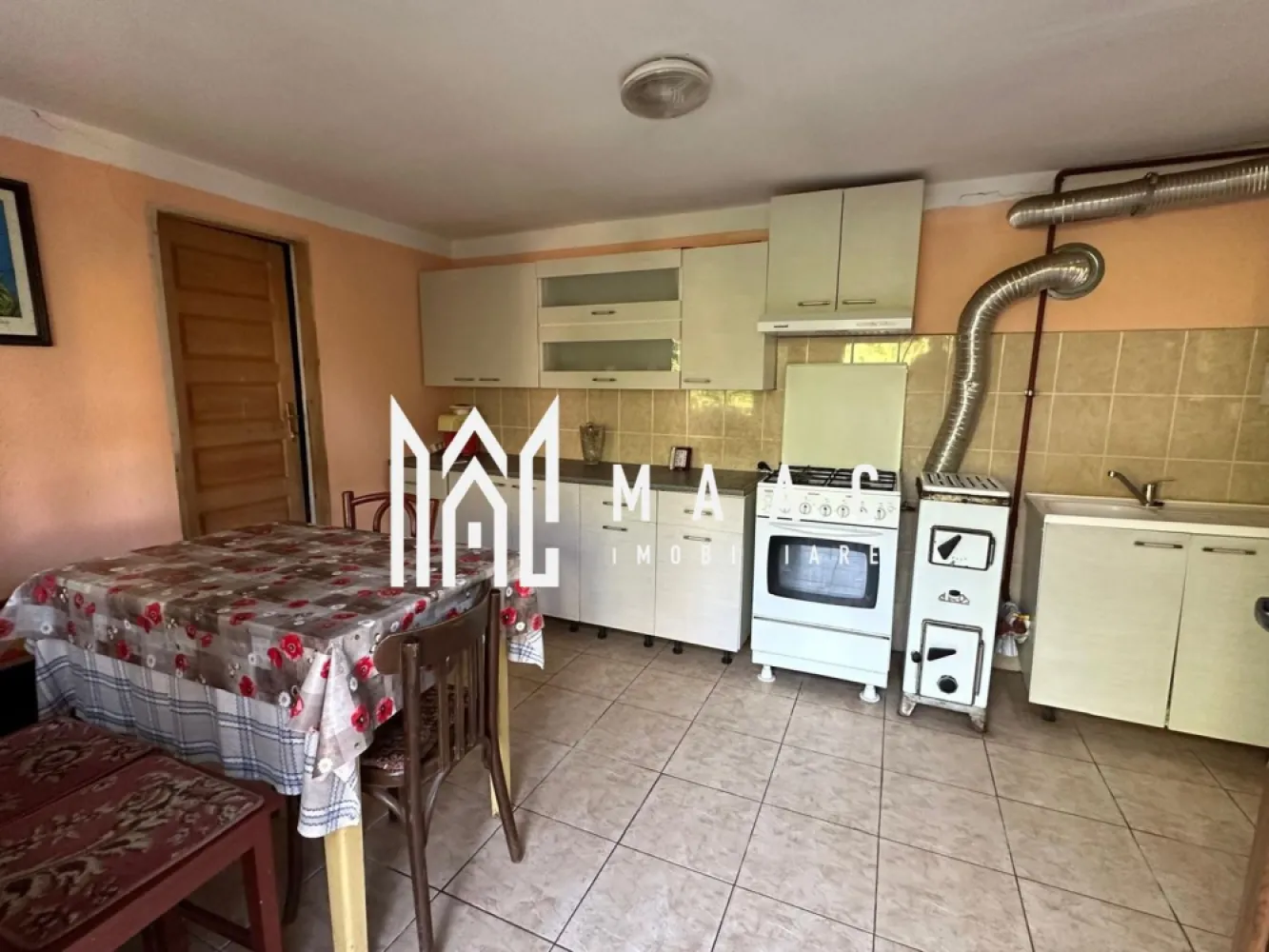 Casă tradițională I 100 mp utili I teren 1830 mp I Armeni I SIBIU - BLACK FRIDAY - Profită de cea mai bună perioadă din an pentru a deveni proprietar! Reducere de 3.500.000 euro Pret vechi - 82.500 euro Pret promotional - 79.000 euro Proprietate în exclusivitate – Casă cu 100 mp utili și teren de 1.830 mp, în Armeni, la 35 de minute de Sibiu MAAC Imobiliare propune în exclusivitate spre vânzare o proprietate deosebită, situată în localitatea Armeni, comuna Loamneș – o alegere excelentă pentru cei care își doresc liniște, aer curat și un cadru natural autentic, cu acces rapid către orașul Sibiu. Detalii generale: Suprafață totală teren: 1.830 mp Suprafață utilă casă: 100 mp Două numere administrative: casă + teren adiacent (intravilan), potrivit pentru construcție nouă Deschidere generoasă la două străzi asfaltate – 39 metri front stradal Proprietate disponibilă imediat Construcție solidă, edificată după 1962, cu pod mansardabil Poartă nouă din fier, instalată în 2024 Acoperiș schimbat integral la casă în urmă cu 5 ani; anexele au fost revizuite Compartimentare: 3 camere cu dușumea din lemn, ferestre și uși originale din lemn, în stare foarte bună Bucătărie complet utilată Baie cu finisaje moderne Cămară și debara Terasă acoperită Dependințe și anexe (88 mp construiți): Magazie Grajd Șură Două pivnițe tradiționale boltite din cărămidă și lemn, excelent conservate Dotări și utilități: Gaz, curent electric, apă curentă, canalizare Fântână proprie cu hidrofor funcțional Tâmplărie termopan la bucătărie și baie Teren și potențial: Sol fertil, care nu necesită îngrășăminte chimice – ideal pentru grădinărit, activități agricole sau spații recreative Pomi fructiferi și arbuști plantați Posibilitate de extindere sau construcție nouă pe terenul suplimentar (intravilan) Cadru ideal pentru microfermă, apicultură sau proiecte de reconversie rurală Variante flexibile de vânzare: Se poate achiziționa întreaga proprietate (casă + teren + anexe) Sau separat, având în vedere că o parte din teren este intravilan și se pretează pentru vânzare individuală Context local: Localitatea Armeni este cunoscută pentru tradițiile vii, comunitatea primitoare și păstrarea valorilor satului transilvănean. Zona oferă un echilibru ideal între liniștea rurală și proximitatea orașului Sibiu. Alte avantaje: Se vinde complet mobilată și utilată – pregătită pentru mutare imediată sau valorificare directă Potrivită pentru locuire permanentă, casă de vacanță sau investiție agroturistică Pentru mai multe informații și pentru a programa o vizionare, menționați ID-ul CP2608703 în apelul telefonic. }}