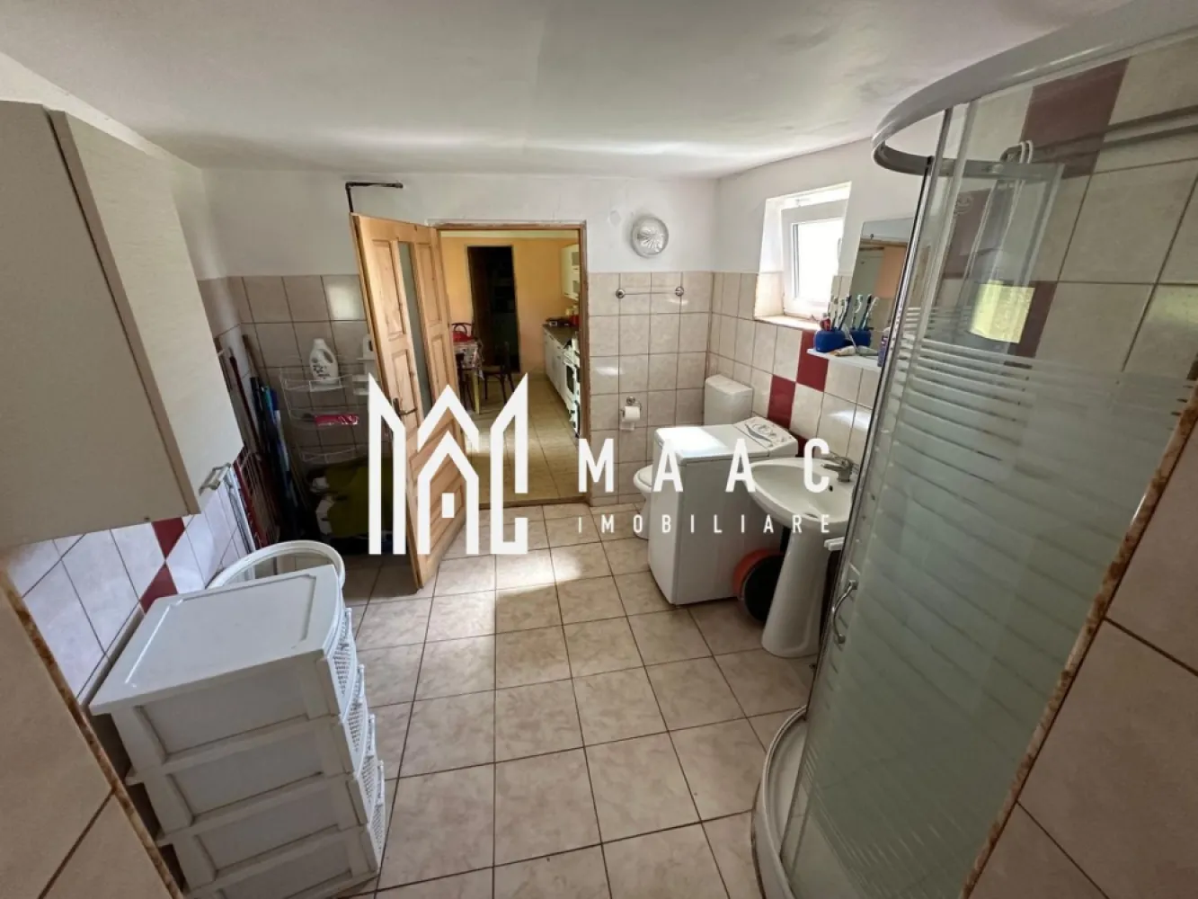 Casă tradițională I 100 mp utili I teren 1830 mp I Armeni I SIBIU - BLACK FRIDAY - Profită de cea mai bună perioadă din an pentru a deveni proprietar! Reducere de 3.500.000 euro Pret vechi - 82.500 euro Pret promotional - 79.000 euro Proprietate în exclusivitate – Casă cu 100 mp utili și teren de 1.830 mp, în Armeni, la 35 de minute de Sibiu MAAC Imobiliare propune în exclusivitate spre vânzare o proprietate deosebită, situată în localitatea Armeni, comuna Loamneș – o alegere excelentă pentru cei care își doresc liniște, aer curat și un cadru natural autentic, cu acces rapid către orașul Sibiu. Detalii generale: Suprafață totală teren: 1.830 mp Suprafață utilă casă: 100 mp Două numere administrative: casă + teren adiacent (intravilan), potrivit pentru construcție nouă Deschidere generoasă la două străzi asfaltate – 39 metri front stradal Proprietate disponibilă imediat Construcție solidă, edificată după 1962, cu pod mansardabil Poartă nouă din fier, instalată în 2024 Acoperiș schimbat integral la casă în urmă cu 5 ani; anexele au fost revizuite Compartimentare: 3 camere cu dușumea din lemn, ferestre și uși originale din lemn, în stare foarte bună Bucătărie complet utilată Baie cu finisaje moderne Cămară și debara Terasă acoperită Dependințe și anexe (88 mp construiți): Magazie Grajd Șură Două pivnițe tradiționale boltite din cărămidă și lemn, excelent conservate Dotări și utilități: Gaz, curent electric, apă curentă, canalizare Fântână proprie cu hidrofor funcțional Tâmplărie termopan la bucătărie și baie Teren și potențial: Sol fertil, care nu necesită îngrășăminte chimice – ideal pentru grădinărit, activități agricole sau spații recreative Pomi fructiferi și arbuști plantați Posibilitate de extindere sau construcție nouă pe terenul suplimentar (intravilan) Cadru ideal pentru microfermă, apicultură sau proiecte de reconversie rurală Variante flexibile de vânzare: Se poate achiziționa întreaga proprietate (casă + teren + anexe) Sau separat, având în vedere că o parte din teren este intravilan și se pretează pentru vânzare individuală Context local: Localitatea Armeni este cunoscută pentru tradițiile vii, comunitatea primitoare și păstrarea valorilor satului transilvănean. Zona oferă un echilibru ideal între liniștea rurală și proximitatea orașului Sibiu. Alte avantaje: Se vinde complet mobilată și utilată – pregătită pentru mutare imediată sau valorificare directă Potrivită pentru locuire permanentă, casă de vacanță sau investiție agroturistică Pentru mai multe informații și pentru a programa o vizionare, menționați ID-ul CP2608703 în apelul telefonic. }}