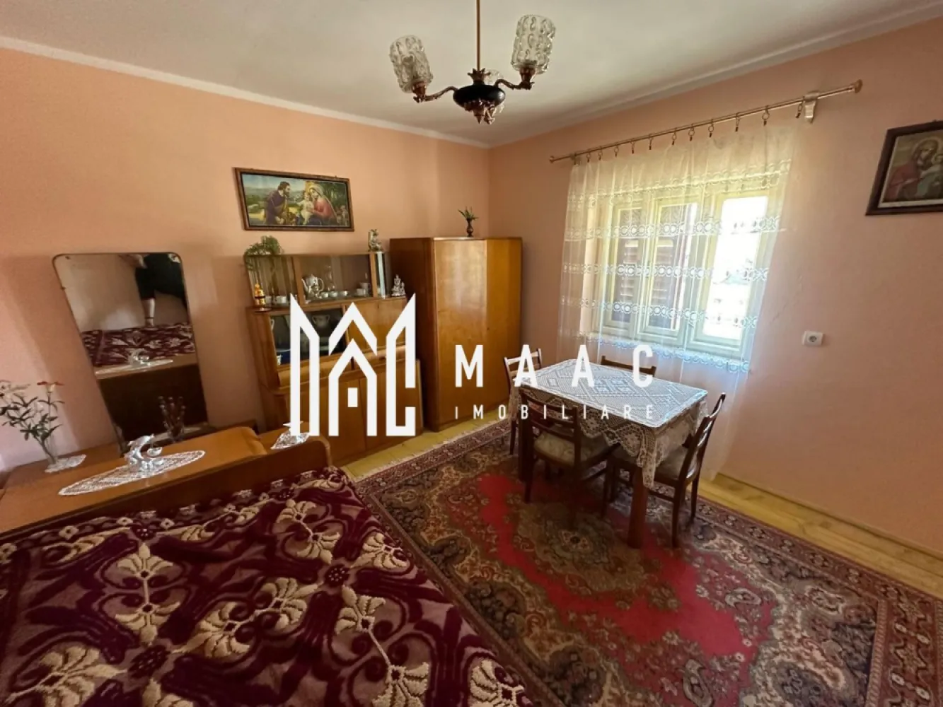 Casă tradițională I 100 mp utili I teren 1830 mp I Armeni I SIBIU - BLACK FRIDAY - Profită de cea mai bună perioadă din an pentru a deveni proprietar! Reducere de 3.500.000 euro Pret vechi - 82.500 euro Pret promotional - 79.000 euro Proprietate în exclusivitate – Casă cu 100 mp utili și teren de 1.830 mp, în Armeni, la 35 de minute de Sibiu MAAC Imobiliare propune în exclusivitate spre vânzare o proprietate deosebită, situată în localitatea Armeni, comuna Loamneș – o alegere excelentă pentru cei care își doresc liniște, aer curat și un cadru natural autentic, cu acces rapid către orașul Sibiu. Detalii generale: Suprafață totală teren: 1.830 mp Suprafață utilă casă: 100 mp Două numere administrative: casă + teren adiacent (intravilan), potrivit pentru construcție nouă Deschidere generoasă la două străzi asfaltate – 39 metri front stradal Proprietate disponibilă imediat Construcție solidă, edificată după 1962, cu pod mansardabil Poartă nouă din fier, instalată în 2024 Acoperiș schimbat integral la casă în urmă cu 5 ani; anexele au fost revizuite Compartimentare: 3 camere cu dușumea din lemn, ferestre și uși originale din lemn, în stare foarte bună Bucătărie complet utilată Baie cu finisaje moderne Cămară și debara Terasă acoperită Dependințe și anexe (88 mp construiți): Magazie Grajd Șură Două pivnițe tradiționale boltite din cărămidă și lemn, excelent conservate Dotări și utilități: Gaz, curent electric, apă curentă, canalizare Fântână proprie cu hidrofor funcțional Tâmplărie termopan la bucătărie și baie Teren și potențial: Sol fertil, care nu necesită îngrășăminte chimice – ideal pentru grădinărit, activități agricole sau spații recreative Pomi fructiferi și arbuști plantați Posibilitate de extindere sau construcție nouă pe terenul suplimentar (intravilan) Cadru ideal pentru microfermă, apicultură sau proiecte de reconversie rurală Variante flexibile de vânzare: Se poate achiziționa întreaga proprietate (casă + teren + anexe) Sau separat, având în vedere că o parte din teren este intravilan și se pretează pentru vânzare individuală Context local: Localitatea Armeni este cunoscută pentru tradițiile vii, comunitatea primitoare și păstrarea valorilor satului transilvănean. Zona oferă un echilibru ideal între liniștea rurală și proximitatea orașului Sibiu. Alte avantaje: Se vinde complet mobilată și utilată – pregătită pentru mutare imediată sau valorificare directă Potrivită pentru locuire permanentă, casă de vacanță sau investiție agroturistică Pentru mai multe informații și pentru a programa o vizionare, menționați ID-ul CP2608703 în apelul telefonic. }}