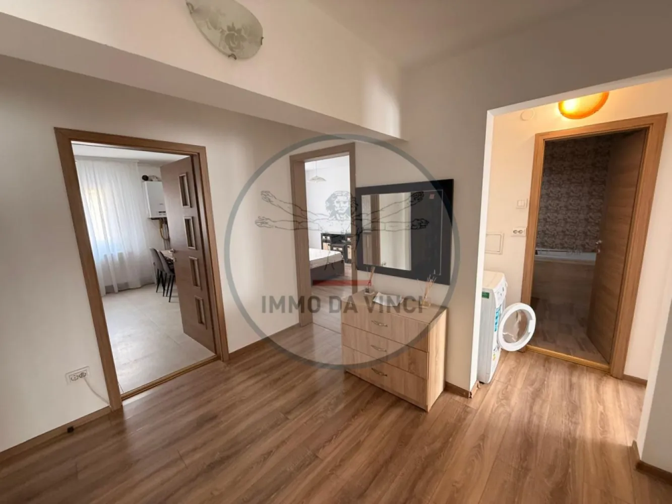 🔑 Apartament 4 camere | 4 dormitoare | 2 băi | 84 mp | Mărăști – Expo - 🔑 Apartament 4 camere | 4 dormitoare | 2 băi | 84 mp | Mărăști – Expo Transilvania

Oferim spre închiriere un apartament spațios și luminos, situat în cartierul Mărăști, zona Expo Transilvania, pe strada Dâmboviței nr. 71, etaj 2 din 4.

📐 Suprafață utilă: aproximativ 84 mp
🌞 Expunere sud-vestică – apartament luminos pe tot parcursul zilei

🏠 Compartimentare:
4 camere (4 dormitoare)
3 dormitoare cu pat matrimonial
1 dormitor cu canapea extensibilă
Bucătărie închisă, complet mobilată și utilată
2 băi (una cu cadă, una cu cabină de duș)
Hol generos
Balcon

🛋 Dotări:
Mobilat complet
Electrocasnice (frigider, aragaz, mașină de spălat etc.)
Spații multiple de depozitare
Centrală termică proprie
Finisaje moderne
Etaj intermediar (2/4)

📍 Localizare excelentă:
Aproape de Expo Transilvania
Stații de autobuz în imediata apropiere
Magazine, supermarketuri, farmacii
Acces facil spre centru și FSEGA / Iulius Mall

Ideal pentru familie, grup de studenți sau persoane care își doresc un apartament compartimentat eficient, într-o zonă foarte bine conectată la oraș.

📞 Pentru detalii și vizionări:
0756 935 933
0749 367 179