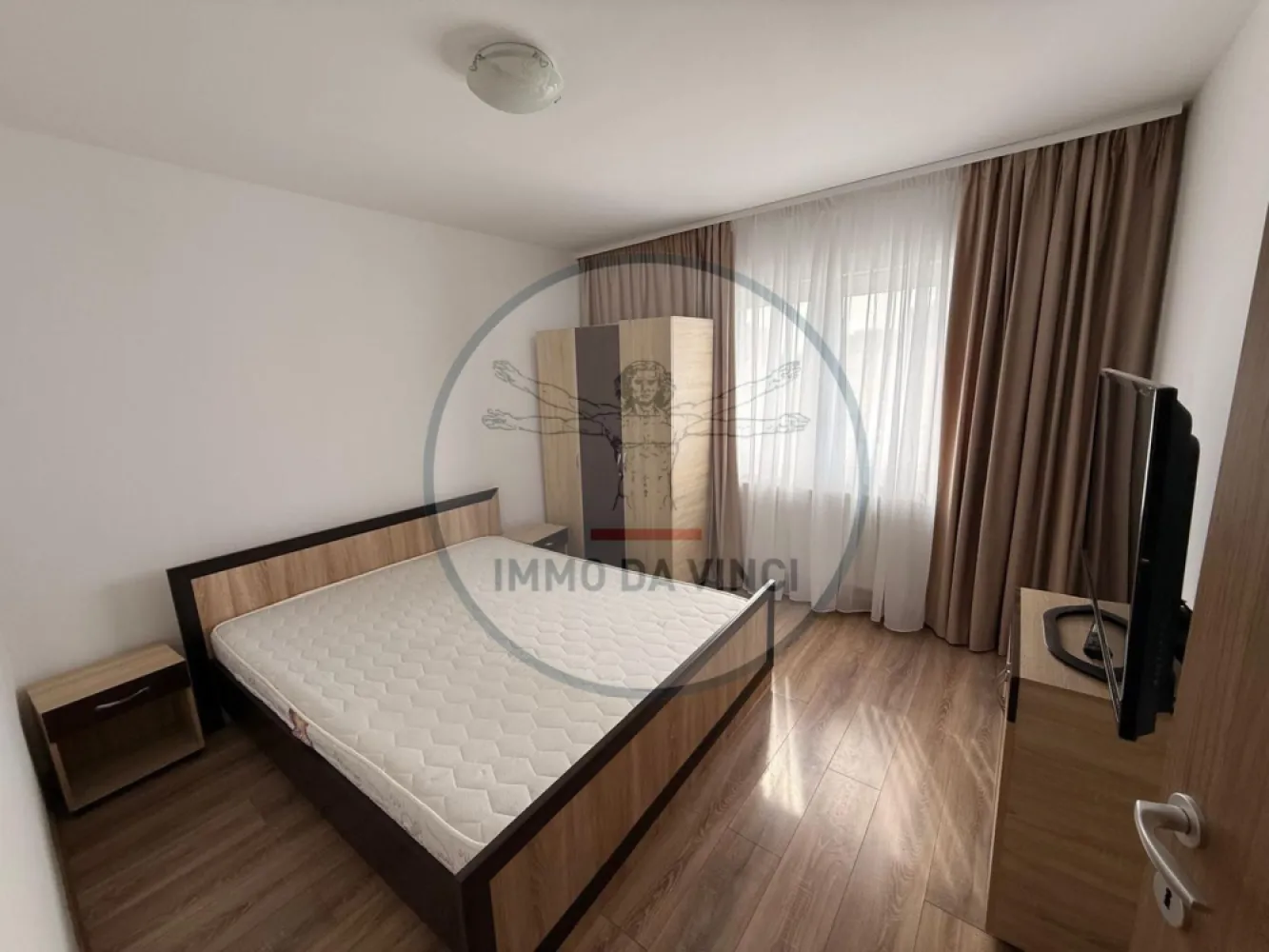 🔑 Apartament 4 camere | 4 dormitoare | 2 băi | 84 mp | Mărăști – Expo - 🔑 Apartament 4 camere | 4 dormitoare | 2 băi | 84 mp | Mărăști – Expo Transilvania

Oferim spre închiriere un apartament spațios și luminos, situat în cartierul Mărăști, zona Expo Transilvania, pe strada Dâmboviței nr. 71, etaj 2 din 4.

📐 Suprafață utilă: aproximativ 84 mp
🌞 Expunere sud-vestică – apartament luminos pe tot parcursul zilei

🏠 Compartimentare:
4 camere (4 dormitoare)
3 dormitoare cu pat matrimonial
1 dormitor cu canapea extensibilă
Bucătărie închisă, complet mobilată și utilată
2 băi (una cu cadă, una cu cabină de duș)
Hol generos
Balcon

🛋 Dotări:
Mobilat complet
Electrocasnice (frigider, aragaz, mașină de spălat etc.)
Spații multiple de depozitare
Centrală termică proprie
Finisaje moderne
Etaj intermediar (2/4)

📍 Localizare excelentă:
Aproape de Expo Transilvania
Stații de autobuz în imediata apropiere
Magazine, supermarketuri, farmacii
Acces facil spre centru și FSEGA / Iulius Mall

Ideal pentru familie, grup de studenți sau persoane care își doresc un apartament compartimentat eficient, într-o zonă foarte bine conectată la oraș.

📞 Pentru detalii și vizionări:
0756 935 933
0749 367 179