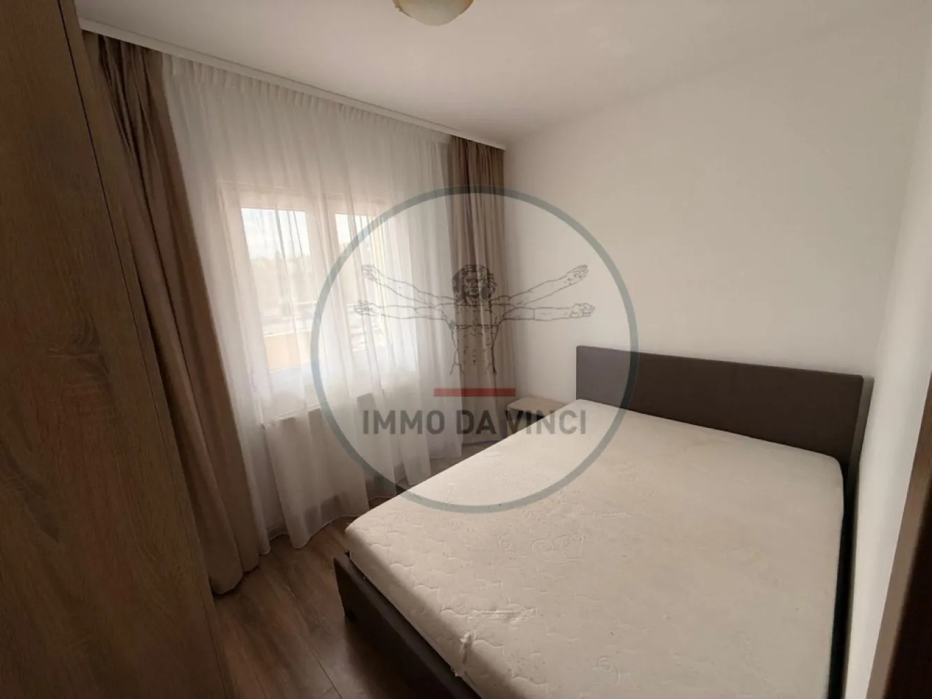🔑 Apartament 4 camere | 4 dormitoare | 2 băi | 84 mp | Mărăști – Expo - 🔑 Apartament 4 camere | 4 dormitoare | 2 băi | 84 mp | Mărăști – Expo Transilvania

Oferim spre închiriere un apartament spațios și luminos, situat în cartierul Mărăști, zona Expo Transilvania, pe strada Dâmboviței nr. 71, etaj 2 din 4.

📐 Suprafață utilă: aproximativ 84 mp
🌞 Expunere sud-vestică – apartament luminos pe tot parcursul zilei

🏠 Compartimentare:
4 camere (4 dormitoare)
3 dormitoare cu pat matrimonial
1 dormitor cu canapea extensibilă
Bucătărie închisă, complet mobilată și utilată
2 băi (una cu cadă, una cu cabină de duș)
Hol generos
Balcon

🛋 Dotări:
Mobilat complet
Electrocasnice (frigider, aragaz, mașină de spălat etc.)
Spații multiple de depozitare
Centrală termică proprie
Finisaje moderne
Etaj intermediar (2/4)

📍 Localizare excelentă:
Aproape de Expo Transilvania
Stații de autobuz în imediata apropiere
Magazine, supermarketuri, farmacii
Acces facil spre centru și FSEGA / Iulius Mall

Ideal pentru familie, grup de studenți sau persoane care își doresc un apartament compartimentat eficient, într-o zonă foarte bine conectată la oraș.

📞 Pentru detalii și vizionări:
0756 935 933
0749 367 179