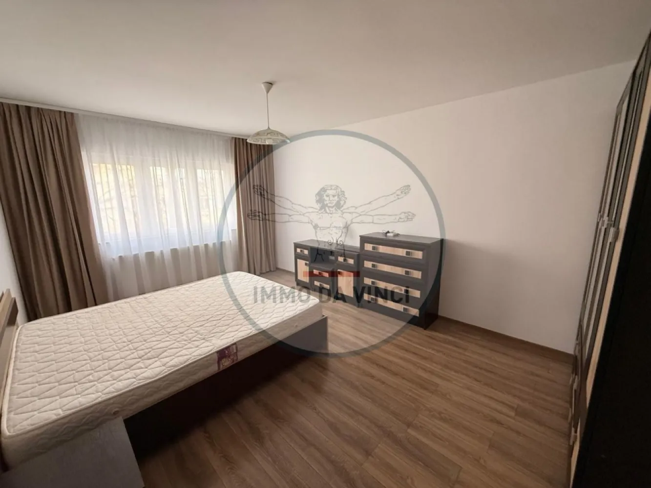 🔑 Apartament 4 camere | 4 dormitoare | 2 băi | 84 mp | Mărăști – Expo - 🔑 Apartament 4 camere | 4 dormitoare | 2 băi | 84 mp | Mărăști – Expo Transilvania

Oferim spre închiriere un apartament spațios și luminos, situat în cartierul Mărăști, zona Expo Transilvania, pe strada Dâmboviței nr. 71, etaj 2 din 4.

📐 Suprafață utilă: aproximativ 84 mp
🌞 Expunere sud-vestică – apartament luminos pe tot parcursul zilei

🏠 Compartimentare:
4 camere (4 dormitoare)
3 dormitoare cu pat matrimonial
1 dormitor cu canapea extensibilă
Bucătărie închisă, complet mobilată și utilată
2 băi (una cu cadă, una cu cabină de duș)
Hol generos
Balcon

🛋 Dotări:
Mobilat complet
Electrocasnice (frigider, aragaz, mașină de spălat etc.)
Spații multiple de depozitare
Centrală termică proprie
Finisaje moderne
Etaj intermediar (2/4)

📍 Localizare excelentă:
Aproape de Expo Transilvania
Stații de autobuz în imediata apropiere
Magazine, supermarketuri, farmacii
Acces facil spre centru și FSEGA / Iulius Mall

Ideal pentru familie, grup de studenți sau persoane care își doresc un apartament compartimentat eficient, într-o zonă foarte bine conectată la oraș.

📞 Pentru detalii și vizionări:
0756 935 933
0749 367 179