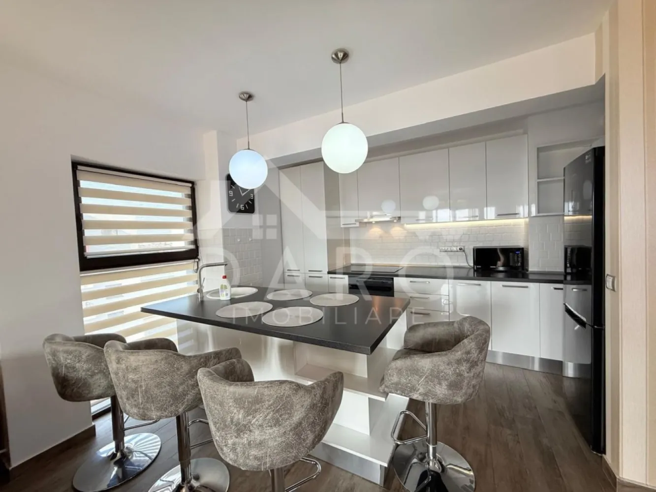 🏡 Apartament de lux de închiriat – Acta Residence | 600 €/lună | Parc - 🏡 Apartament de lux de închiriat – Acta Residence | 600 €/lună | Parcare + Boxă incluse
Se oferă spre închiriere un apartament modern cu 2 camere, situat în complexul Acta Residence, pe strada Livezeni, la etajul 5, cu o priveliște superbă către Shopping City Mall.
📅 Disponibil pentru închiriere pe termen lung
💶 Preț: 600 €/lună
🚗 Loc de parcare + boxă de depozitare incluse în pret
Compartimentare:
✔ Living open space cu bucătărie modernă și insulă
✔ Dormitor luminos
✔ Baie cu duș
✔ Hol
✔ Terasă generoasă de 12 mp, cu acces din living
Dotări:
✔ Complet mobilat și utilat
✔ Mașină de spălat rufe
✔ Frigider
✔ Cuptor electric + plită electrică
✔ Cuptor cu microunde
✔ Centrală termică proprie
✔ Geamuri termopan
Avantaje locație:
📍 Complex rezidențial nou și modern
📍 La câteva minute de Shopping City
📍 Aproape de Kaufland, Lidl
📍 În apropiere de parcuri și zone verzi
📍 Sală de fitness în zonă
📍 Acces rapid la mijloace de transport și alte facilități
💎 Apartament premium, ideal pentru persoane serioase care își doresc confort, liniște și un stil de viață modern.
🤝 Proprietate promovată prin DARO Imobiliare
💳 Te gândești să îți cumperi propria locuință în viitor?
Prin Kiwi Finance beneficiezi de:
✔ analiză GRATUITĂ a eligibilității
✔ oferte de la peste 12 bănci
✔ negocierea dobânzii în favoarea ta
✔ suport complet până la semnare
📞 Detalii și vizionări:
Coman Maria – DARO Imobiliare & Kiwi Finance
📱 0749 535 729
🔑 DARO Imobiliare – găsim locuința potrivită.
💳 Kiwi Finance – obținem creditul pentru a o cumpăra.