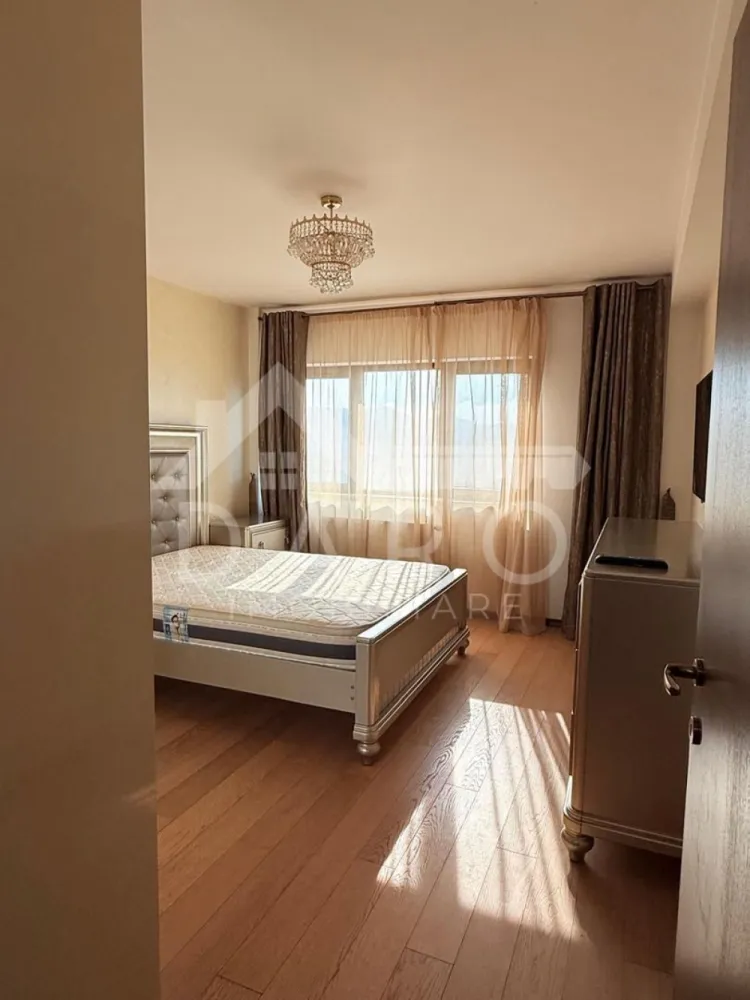🏡 Apartament de lux de închiriat – Acta Residence | 600 €/lună | Parc - 🏡 Apartament de lux de închiriat – Acta Residence | 600 €/lună | Parcare + Boxă incluse
Se oferă spre închiriere un apartament modern cu 2 camere, situat în complexul Acta Residence, pe strada Livezeni, la etajul 5, cu o priveliște superbă către Shopping City Mall.
📅 Disponibil pentru închiriere pe termen lung
💶 Preț: 600 €/lună
🚗 Loc de parcare + boxă de depozitare incluse în pret
Compartimentare:
✔ Living open space cu bucătărie modernă și insulă
✔ Dormitor luminos
✔ Baie cu duș
✔ Hol
✔ Terasă generoasă de 12 mp, cu acces din living
Dotări:
✔ Complet mobilat și utilat
✔ Mașină de spălat rufe
✔ Frigider
✔ Cuptor electric + plită electrică
✔ Cuptor cu microunde
✔ Centrală termică proprie
✔ Geamuri termopan
Avantaje locație:
📍 Complex rezidențial nou și modern
📍 La câteva minute de Shopping City
📍 Aproape de Kaufland, Lidl
📍 În apropiere de parcuri și zone verzi
📍 Sală de fitness în zonă
📍 Acces rapid la mijloace de transport și alte facilități
💎 Apartament premium, ideal pentru persoane serioase care își doresc confort, liniște și un stil de viață modern.
🤝 Proprietate promovată prin DARO Imobiliare
💳 Te gândești să îți cumperi propria locuință în viitor?
Prin Kiwi Finance beneficiezi de:
✔ analiză GRATUITĂ a eligibilității
✔ oferte de la peste 12 bănci
✔ negocierea dobânzii în favoarea ta
✔ suport complet până la semnare
📞 Detalii și vizionări:
Coman Maria – DARO Imobiliare & Kiwi Finance
📱 0749 535 729
🔑 DARO Imobiliare – găsim locuința potrivită.
💳 Kiwi Finance – obținem creditul pentru a o cumpăra.