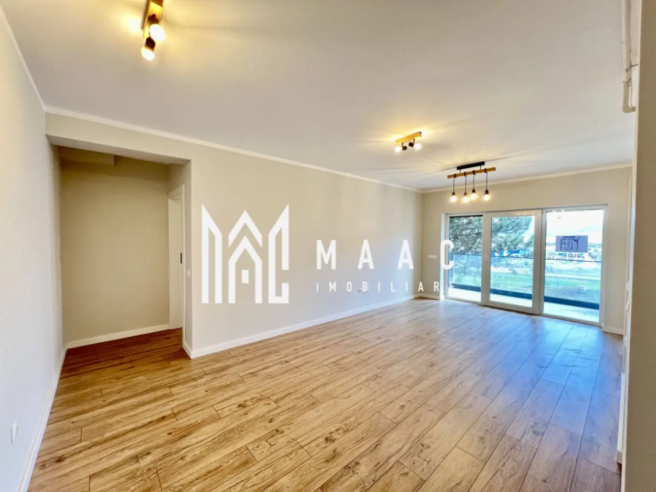 Apartament 2 camere | 53 MPU | Balcon | - Maac Imobiliare vă oferă oportunitatea de a achiziționa un apartament modern, ideal pentru locuit sau investiție, situat într-un ansamblu rezidențial nou și bine poziționat, cu design contemporan, finisaje premium și spații verzi generoase. Detalii apartament: Suprafață utilă: 53,55 mp Balcon tip logie: 7,29 mp, orientat spre sud – lumină naturală pe tot parcursul zilei Compartimentare practică, cu spații de depozitare inteligente Încălzire în pardoseală – eficiență și confort termic Priveliște panoramică Se predă la cheie – finisaje moderne, de calitate Terasă cu hidroizolație și sistem de drenaj Izolație termică cu vată bazaltică Balcon și casa scării finisate cu granit și balustrade din sticlă securizată Loc de parcare privat inclus în preț Avantaje ansamblu rezidențial: Design premium – fațade cu larice siberian și piatră naturală Doar 25% din teren construit, restul fiind dedicat facilităților și zonelor verzi 45% spații verzi – vegetație matură, aer curat, atmosferă relaxantă 4 locuri de joacă pentru copii și teren de fotbal Construcție durabilă, cu materiale de calitate superioară Localizare excelentă: La 4 minute de Zona Industrială Vest și Metro 15 minute de centrul istoric al Sibiului Acces rapid către magazine, transport în comun și alte facilități urbane Modalități de plată flexibile – acceptăm atât plata integrală, cât și credit ipotecar, fără influență asupra prețului final. O alegere perfectă pentru cei care caută un apartament modern într-o zonă în plină dezvoltare, cu facilități multiple și potențial foarte bun de închiriere. Pentru mai multe informații sau pentru a programa o vizionare, nu ezitați să ne contactați, specificand ID: CP2608262 }}