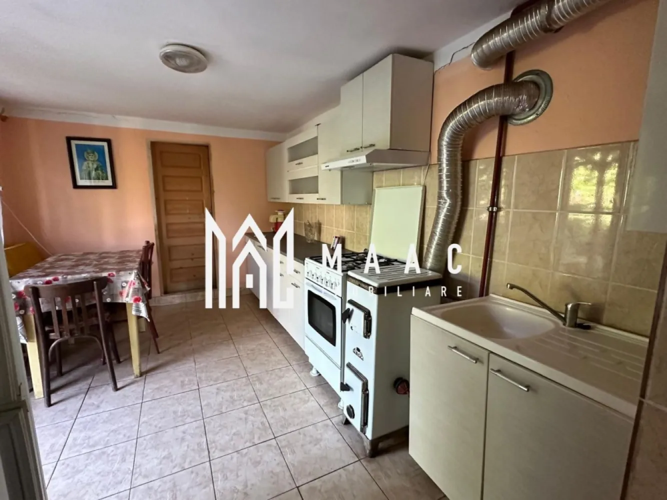 Casă tradițională I 100 mp utili I teren 1830 mp I Armeni I SIBIU - BLACK FRIDAY - Profită de cea mai bună perioadă din an pentru a deveni proprietar! Reducere de 3.500.000 euro Pret vechi - 82.500 euro Pret promotional - 79.000 euro Proprietate în exclusivitate – Casă cu 100 mp utili și teren de 1.830 mp, în Armeni, la 35 de minute de Sibiu MAAC Imobiliare propune în exclusivitate spre vânzare o proprietate deosebită, situată în localitatea Armeni, comuna Loamneș – o alegere excelentă pentru cei care își doresc liniște, aer curat și un cadru natural autentic, cu acces rapid către orașul Sibiu. Detalii generale: Suprafață totală teren: 1.830 mp Suprafață utilă casă: 100 mp Două numere administrative: casă + teren adiacent (intravilan), potrivit pentru construcție nouă Deschidere generoasă la două străzi asfaltate – 39 metri front stradal Proprietate disponibilă imediat Construcție solidă, edificată după 1962, cu pod mansardabil Poartă nouă din fier, instalată în 2024 Acoperiș schimbat integral la casă în urmă cu 5 ani; anexele au fost revizuite Compartimentare: 3 camere cu dușumea din lemn, ferestre și uși originale din lemn, în stare foarte bună Bucătărie complet utilată Baie cu finisaje moderne Cămară și debara Terasă acoperită Dependințe și anexe (88 mp construiți): Magazie Grajd Șură Două pivnițe tradiționale boltite din cărămidă și lemn, excelent conservate Dotări și utilități: Gaz, curent electric, apă curentă, canalizare Fântână proprie cu hidrofor funcțional Tâmplărie termopan la bucătărie și baie Teren și potențial: Sol fertil, care nu necesită îngrășăminte chimice – ideal pentru grădinărit, activități agricole sau spații recreative Pomi fructiferi și arbuști plantați Posibilitate de extindere sau construcție nouă pe terenul suplimentar (intravilan) Cadru ideal pentru microfermă, apicultură sau proiecte de reconversie rurală Variante flexibile de vânzare: Se poate achiziționa întreaga proprietate (casă + teren + anexe) Sau separat, având în vedere că o parte din teren este intravilan și se pretează pentru vânzare individuală Context local: Localitatea Armeni este cunoscută pentru tradițiile vii, comunitatea primitoare și păstrarea valorilor satului transilvănean. Zona oferă un echilibru ideal între liniștea rurală și proximitatea orașului Sibiu. Alte avantaje: Se vinde complet mobilată și utilată – pregătită pentru mutare imediată sau valorificare directă Potrivită pentru locuire permanentă, casă de vacanță sau investiție agroturistică Pentru mai multe informații și pentru a programa o vizionare, menționați ID-ul CP2608703 în apelul telefonic. }}