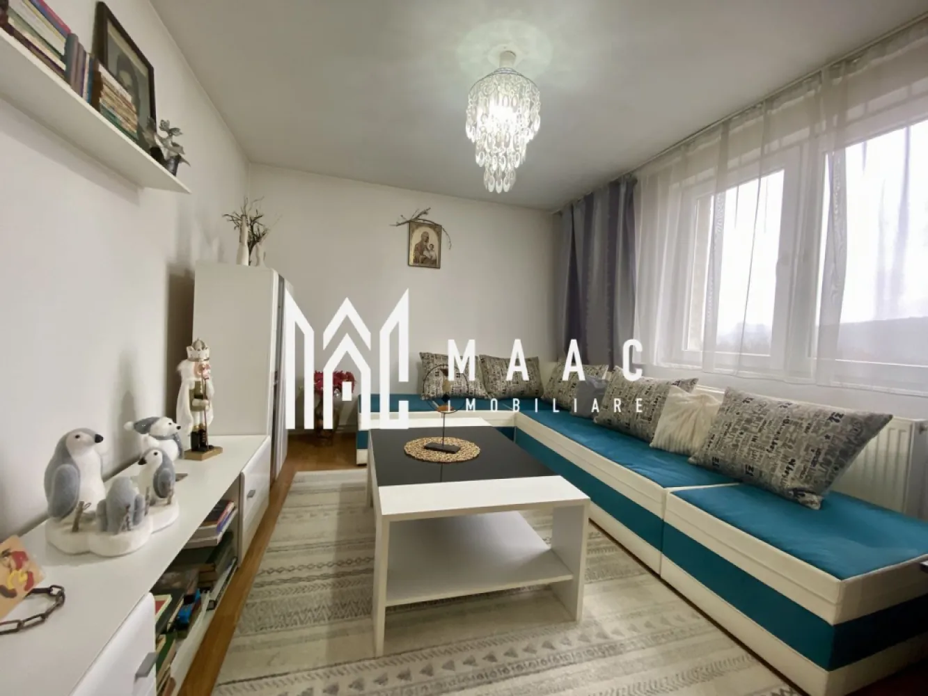 Casa individuala | 240 MPU | Teren 1200 | Talmaciu - MAAC Imobiliare va propune spre vanzare o casă individuală situata într-un cartier rezidential din Talmaciu.

Proprietatea are o suprafața utilă de 240 mp, la aceasta suprafata se adauga o terasa si 2 balcoane, casa este amplasată pe un teren de 1200 mp .

Are urmatoarea compartimentare :
-Parter: hol, living cu acces in terasa, bucatarie separata, baie, debara si un dormitor.
-Etaj: 3 dormitoare, living cu acces in balcon, baie, dessing, 2 balcoane.
Exista posibilitatea sa se contruiasca inca un etaj deoarece peste primul nivel este turnata placa de beton.

Propritatea este izolata termic, incalzirea se face prin centrala cu lemne, punctul de bransament la gaz este la o distanta de 200 m. 
Cartierul este iluminat stradal si urmeaza sa se asfalteze in viitorul apropiat.

Pentru mai multe detalii precizati telefonic ca ati vazut anuntul cu ID: CP2089007
