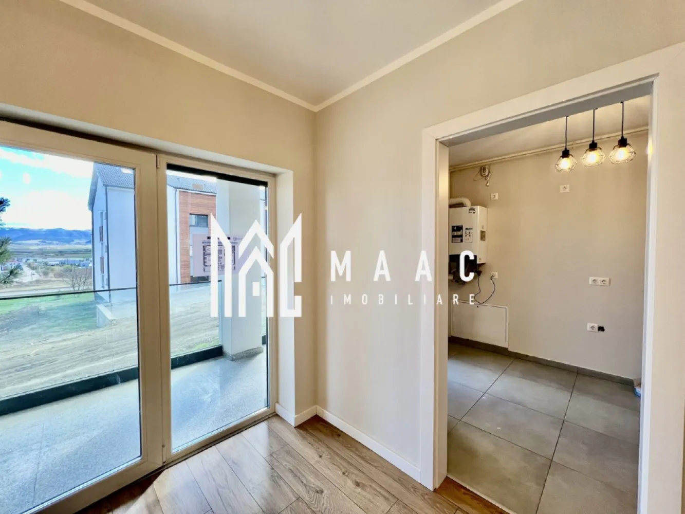 Apartament 2 camere | 53 MPU | Balcon | - Maac Imobiliare vă oferă oportunitatea de a achiziționa un apartament modern, ideal pentru locuit sau investiție, situat într-un ansamblu rezidențial nou și bine poziționat, cu design contemporan, finisaje premium și spații verzi generoase. Detalii apartament: Suprafață utilă: 53,55 mp Balcon tip logie: 7,29 mp, orientat spre sud – lumină naturală pe tot parcursul zilei Compartimentare practică, cu spații de depozitare inteligente Încălzire în pardoseală – eficiență și confort termic Priveliște panoramică Se predă la cheie – finisaje moderne, de calitate Terasă cu hidroizolație și sistem de drenaj Izolație termică cu vată bazaltică Balcon și casa scării finisate cu granit și balustrade din sticlă securizată Loc de parcare privat inclus în preț Avantaje ansamblu rezidențial: Design premium – fațade cu larice siberian și piatră naturală Doar 25% din teren construit, restul fiind dedicat facilităților și zonelor verzi 45% spații verzi – vegetație matură, aer curat, atmosferă relaxantă 4 locuri de joacă pentru copii și teren de fotbal Construcție durabilă, cu materiale de calitate superioară Localizare excelentă: La 4 minute de Zona Industrială Vest și Metro 15 minute de centrul istoric al Sibiului Acces rapid către magazine, transport în comun și alte facilități urbane Modalități de plată flexibile – acceptăm atât plata integrală, cât și credit ipotecar, fără influență asupra prețului final. O alegere perfectă pentru cei care caută un apartament modern într-o zonă în plină dezvoltare, cu facilități multiple și potențial foarte bun de închiriere. Pentru mai multe informații sau pentru a programa o vizionare, nu ezitați să ne contactați, specificand ID: CP2608262 }}