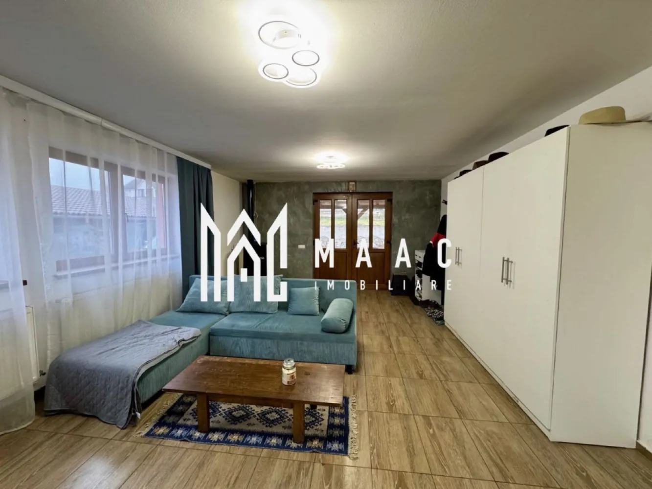 Casa | 4 camere | Curte individuala | Pivnita | Sura Mare - MAAC Imobiliare va prezinta o casă individuala cu 4 camere in Sura Mare.

Caracteristici principale:
Suprafață utilă: 160 mp, oferind spațiu generos pentru nevoile familiei.
Teren privat: 500 mp, potrivit pentru grădinărit.
Camere și sufragerie: 3 camere spațioase, sufragerie primitoare.
Băi functionale: 2 băi dotate cu facilități.
Bucătărie utilată: generoasă, echipată cu electrocasnice.

Detalii Suplimentare:
An construcție: 2015
Sistem de Încălzire: Centrală termică pe lemne.
Utilități: Internet/TV, Apă Curentă, Conductă de Gaz la 50m.
Alte facilități: Grădină privată, terasă acoperită, pivniță și spațiu tehnic.

Pentru mai multe detalii, precizati telefonic ca ati vazut anuntul cu ID CP1968772