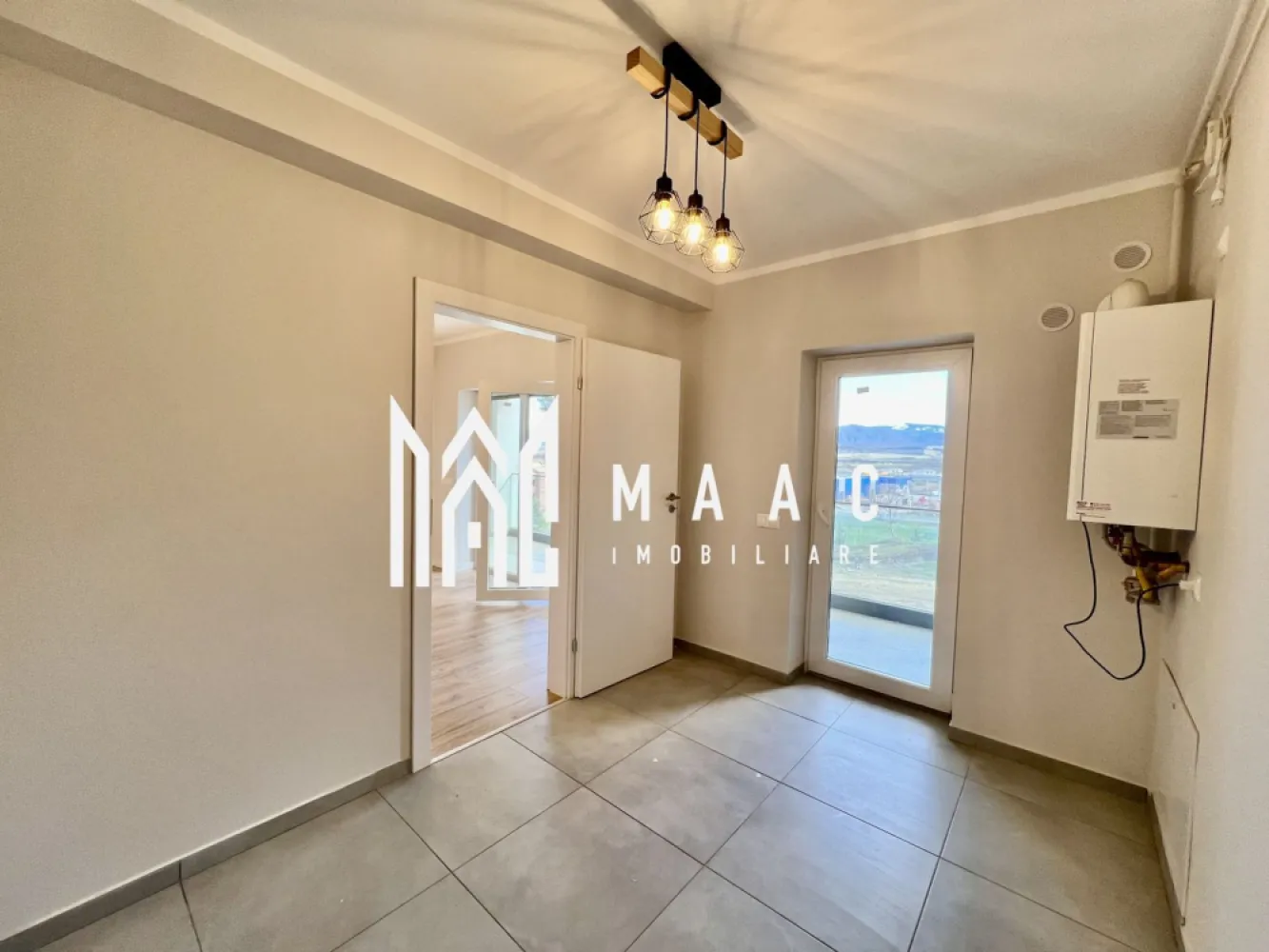 Apartament 2 camere | 53 MPU | Balcon | - Maac Imobiliare vă oferă oportunitatea de a achiziționa un apartament modern, ideal pentru locuit sau investiție, situat într-un ansamblu rezidențial nou și bine poziționat, cu design contemporan, finisaje premium și spații verzi generoase. Detalii apartament: Suprafață utilă: 53,55 mp Balcon tip logie: 7,29 mp, orientat spre sud – lumină naturală pe tot parcursul zilei Compartimentare practică, cu spații de depozitare inteligente Încălzire în pardoseală – eficiență și confort termic Priveliște panoramică Se predă la cheie – finisaje moderne, de calitate Terasă cu hidroizolație și sistem de drenaj Izolație termică cu vată bazaltică Balcon și casa scării finisate cu granit și balustrade din sticlă securizată Loc de parcare privat inclus în preț Avantaje ansamblu rezidențial: Design premium – fațade cu larice siberian și piatră naturală Doar 25% din teren construit, restul fiind dedicat facilităților și zonelor verzi 45% spații verzi – vegetație matură, aer curat, atmosferă relaxantă 4 locuri de joacă pentru copii și teren de fotbal Construcție durabilă, cu materiale de calitate superioară Localizare excelentă: La 4 minute de Zona Industrială Vest și Metro 15 minute de centrul istoric al Sibiului Acces rapid către magazine, transport în comun și alte facilități urbane Modalități de plată flexibile – acceptăm atât plata integrală, cât și credit ipotecar, fără influență asupra prețului final. O alegere perfectă pentru cei care caută un apartament modern într-o zonă în plină dezvoltare, cu facilități multiple și potențial foarte bun de închiriere. Pentru mai multe informații sau pentru a programa o vizionare, nu ezitați să ne contactați, specificand ID: CP2608262 }}