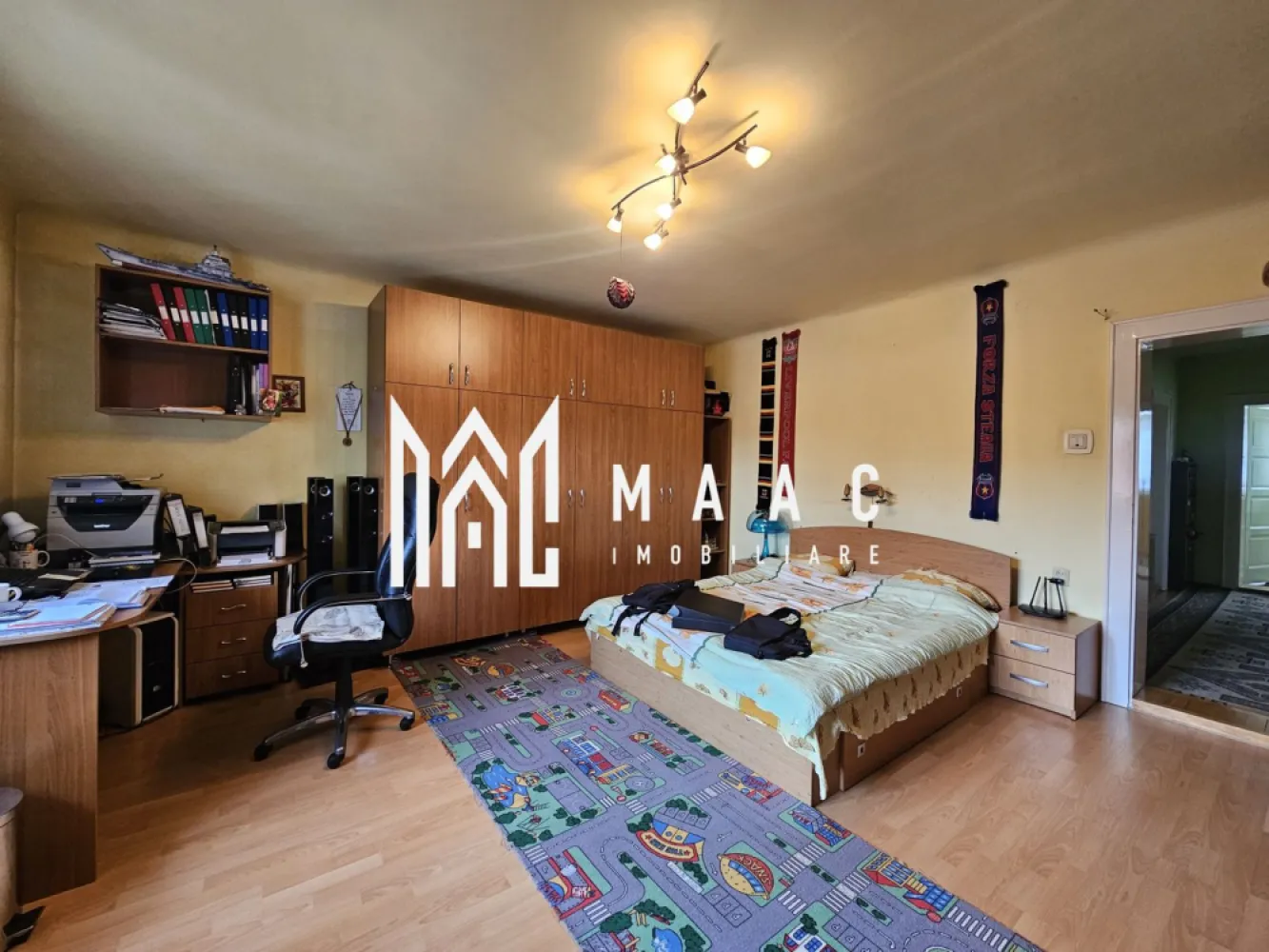 Casa 7 camere | Teren 1000 mp | 270 mp utili | Sub Arini - MAAC Imobiliare vă propune spre vânzare o casa situată într-una dintre cele mai apreciate și exclusiviste zone ale Sibiului – Calea Dumbrăvii, la doar 100 de metri de Parcul Sub Arini.

Detalii proprietate:
Suprafață teren: 994 mp
Deschidere la stradă: 26 ml
Suprafață totală construită: 318 mp
Suprafață utilă: 270 mp
Regim de înălțime: D+P+E+Pod (pod mansardabil, pe toată suprafața casei)
Construcție solidă, renovată complet în anul 2003

Compartimentare:
Demisol – 93 mp
Living
Hol
Bucătărie
Baie
Pivniță
Cameră tehnică (centrală) + spațiu depozitare

Parter – 115 mp
Living
Dormitor
Bucătărie
Birou
Baie cu geam și cadă
Hol + spațiu depozitare

Etaj – 110 mp
3 dormitoare decomandate
Baie cu cadă
Spațiu depozitare
Terasă închisă

Pod
Pe toată suprafața casei

Alte beneficii:
Garaje în partea din spate a curții
Terasa 
Sistem fotovoltaic nou instalat: panouri electrice + baterii HUAWEI 5kW
Curte spațioasă, verde și bine întreținută
Casa se vinde complet mobilată și utilată – pregătită pentru mutare imediată sau poate fi predată nemobilată, în funcție de preferințele cumpărătorului.

Pentru mai multe detalii precizati telefonic ca ati vazut anuntul cu ID: CP2818888