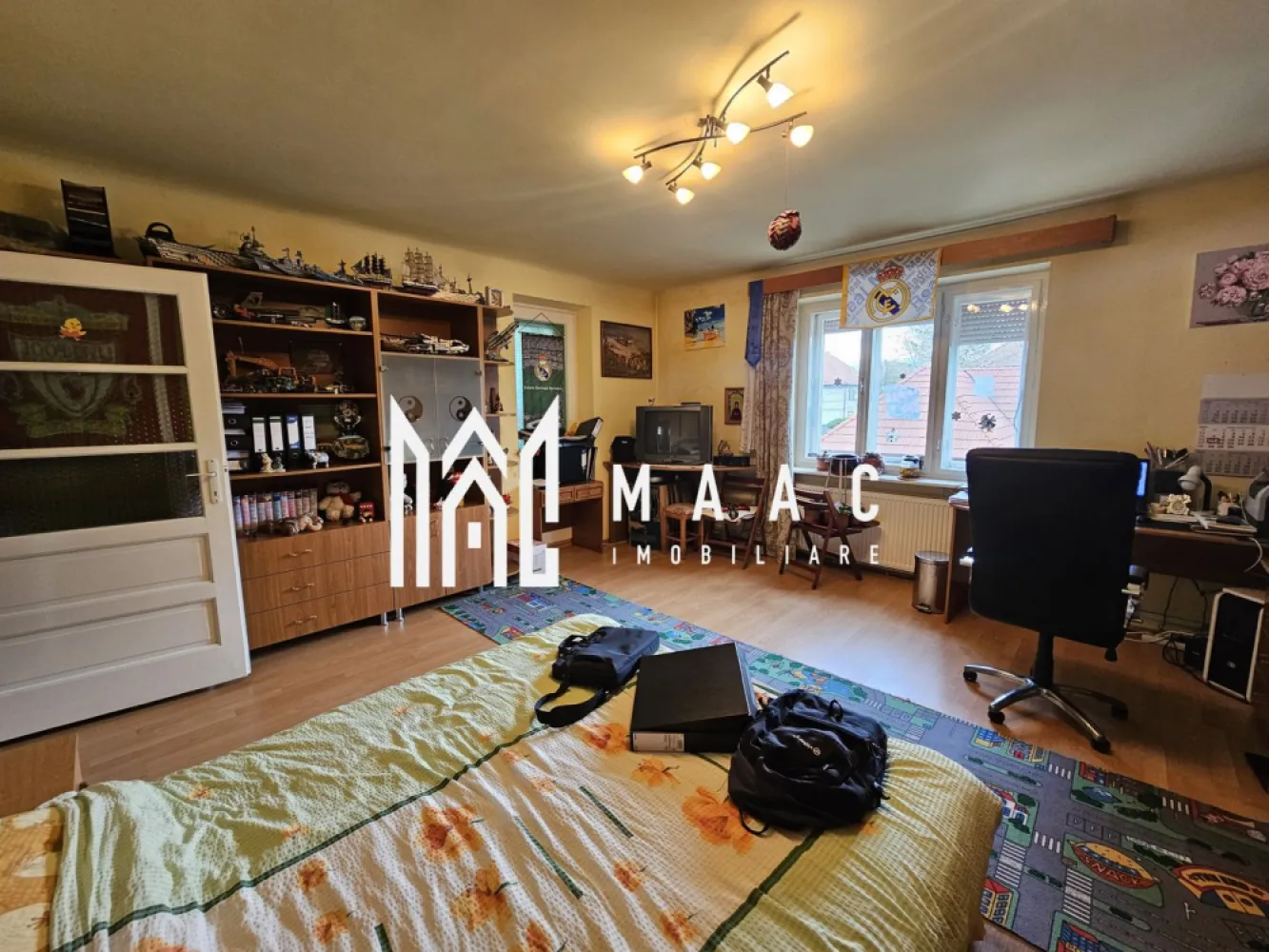 Casa 7 camere | Teren 1000 mp | 270 mp utili | Sub Arini - MAAC Imobiliare vă propune spre vânzare o casa situată într-una dintre cele mai apreciate și exclusiviste zone ale Sibiului – Calea Dumbrăvii, la doar 100 de metri de Parcul Sub Arini.

Detalii proprietate:
Suprafață teren: 994 mp
Deschidere la stradă: 26 ml
Suprafață totală construită: 318 mp
Suprafață utilă: 270 mp
Regim de înălțime: D+P+E+Pod (pod mansardabil, pe toată suprafața casei)
Construcție solidă, renovată complet în anul 2003

Compartimentare:
Demisol – 93 mp
Living
Hol
Bucătărie
Baie
Pivniță
Cameră tehnică (centrală) + spațiu depozitare

Parter – 115 mp
Living
Dormitor
Bucătărie
Birou
Baie cu geam și cadă
Hol + spațiu depozitare

Etaj – 110 mp
3 dormitoare decomandate
Baie cu cadă
Spațiu depozitare
Terasă închisă

Pod
Pe toată suprafața casei

Alte beneficii:
Garaje în partea din spate a curții
Terasa 
Sistem fotovoltaic nou instalat: panouri electrice + baterii HUAWEI 5kW
Curte spațioasă, verde și bine întreținută
Casa se vinde complet mobilată și utilată – pregătită pentru mutare imediată sau poate fi predată nemobilată, în funcție de preferințele cumpărătorului.

Pentru mai multe detalii precizati telefonic ca ati vazut anuntul cu ID: CP2818888