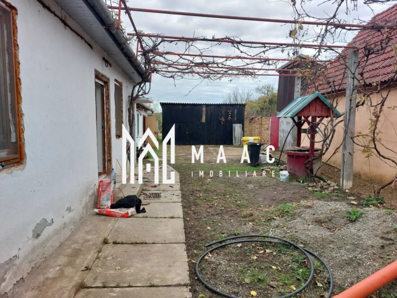Casă individuală I 2 camere I Renovată I 1400 mp I Cristian - MAAC Imobiliare vă propune spre achiziție o proprietate plină de caracter, situată în zona istorică a localității Cristian, ideală pentru cei care caută liniște și confort într-un cadru autentic. Caracteristici principale: Suprafață utilă: 54 mp Teren total: aproximativ 1400 mp (curte, grădină, anexe, șură) Compartimentare: 2 camere, anexă, șură Construcție solidă din anii 1970, Renovată complet la interior: Tâmplărie PVC tripan pentru izolație eficientă Instalație electrică nouă Racorduri la canalizare, apă și gaze finalizate recent Documente în regulă, pregătite pentru vânzare. Locație și acces: Imobilul este poziționat într-o zonă liniștită, cu acces facil către orașul Sibiu prin transport public regulat. Localitatea Cristian este apreciată pentru peisajele sale, atmosfera liniștită și apropierea de facilități urbane. Ideală pentru: rezidență permanentă casă de vacanță investiție în agroturism sau reamenajare Aceasta este oportunitatea perfectă de a vă bucura de un stil de viață echilibrat între rural și urban. Pentru mai multe informații sau programarea unei vizionări, vă rugăm să ne contactați. Proprietățile cu acest profil și amplasament sunt rare, așa că nu ezitați — sunați astăzi și descoperiți dacă această casă este locul unde veți spune „acasă”, specificând ID CP2608085. }}