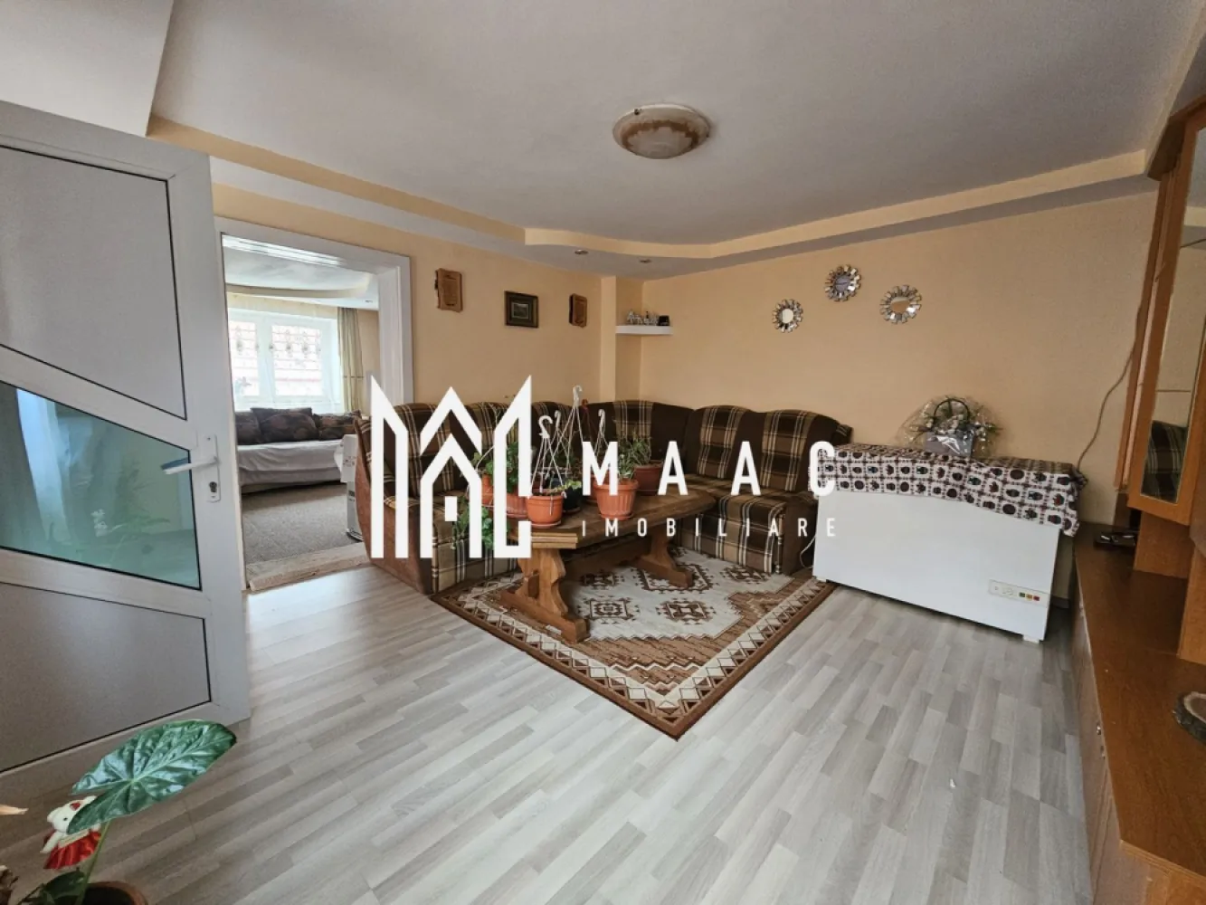 Casa Individuala | 2 Corpuri | 4 Camere | 100 MPU | Saliste - MAAC Imobiliare vă propune spre vânzare o proprietate formată din două corpuri de clădire, cu o suprafață utilă totală de 85 mp si un teren de 364mp, situată în imediata apropiere a centrului orașului Săliște, ideală pentru cei care caută un imobil versatil, bine poziționat și ușor accesibil.

Acoperisul unui corp de cladire a fost schimbat in urma cu 3 ani.

Locuința este compartimentată funcțional și cuprinde:
-4 camere
-1 bucătărie
-1 baie
-1 camara

Cele două corpuri de clădire sunt separate printr-o poartă de trecere, oferind intimitate și posibilitatea utilizării independente, fiind potrivite pentru locuire multifamilială sau pentru combinarea spațiului rezidențial cu alte activități.

Sistemul de încălzire este diferențiat:
-un corp este încălzit cu gaz
-celălalt corp dispune de încălzire cu centrala pe lemne și pivniță, ideală pentru depozitare și spațiu tehnic

Accesul la proprietate se face direct din stradă, asigurând confort și ușurință în utilizarea zilnică. Amplasarea aproape de centrul orașului Săliște oferă acces rapid la facilități locale, magazine și instituții, ceea ce transformă această proprietate într-o opțiune potrivită atât pentru locuință, cât și pentru investiție.

Pentru mai multe detalii sau pentru programarea unei vizionări vă rugăm să menționați la telefon numărul CP2833580.