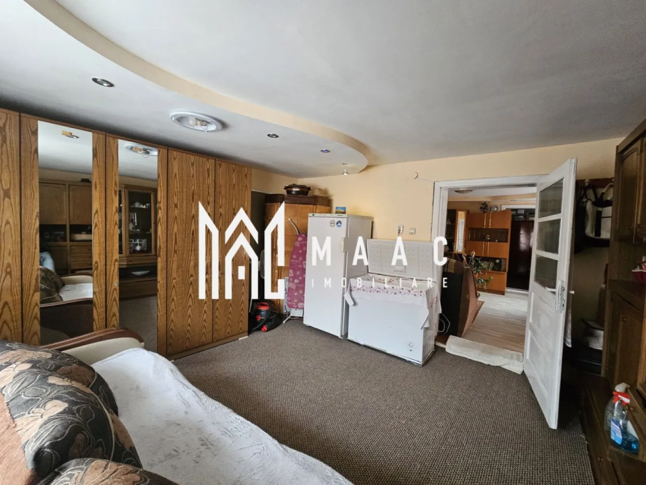 Casa Individuala | 2 Corpuri | 4 Camere | 100 MPU | Saliste - MAAC Imobiliare vă propune spre vânzare o proprietate formată din două corpuri de clădire, cu o suprafață utilă totală de 85 mp si un teren de 364mp, situată în imediata apropiere a centrului orașului Săliște, ideală pentru cei care caută un imobil versatil, bine poziționat și ușor accesibil.

Acoperisul unui corp de cladire a fost schimbat in urma cu 3 ani.

Locuința este compartimentată funcțional și cuprinde:
-4 camere
-1 bucătărie
-1 baie
-1 camara

Cele două corpuri de clădire sunt separate printr-o poartă de trecere, oferind intimitate și posibilitatea utilizării independente, fiind potrivite pentru locuire multifamilială sau pentru combinarea spațiului rezidențial cu alte activități.

Sistemul de încălzire este diferențiat:
-un corp este încălzit cu gaz
-celălalt corp dispune de încălzire cu centrala pe lemne și pivniță, ideală pentru depozitare și spațiu tehnic

Accesul la proprietate se face direct din stradă, asigurând confort și ușurință în utilizarea zilnică. Amplasarea aproape de centrul orașului Săliște oferă acces rapid la facilități locale, magazine și instituții, ceea ce transformă această proprietate într-o opțiune potrivită atât pentru locuință, cât și pentru investiție.

Pentru mai multe detalii sau pentru programarea unei vizionări vă rugăm să menționați la telefon numărul CP2833580.