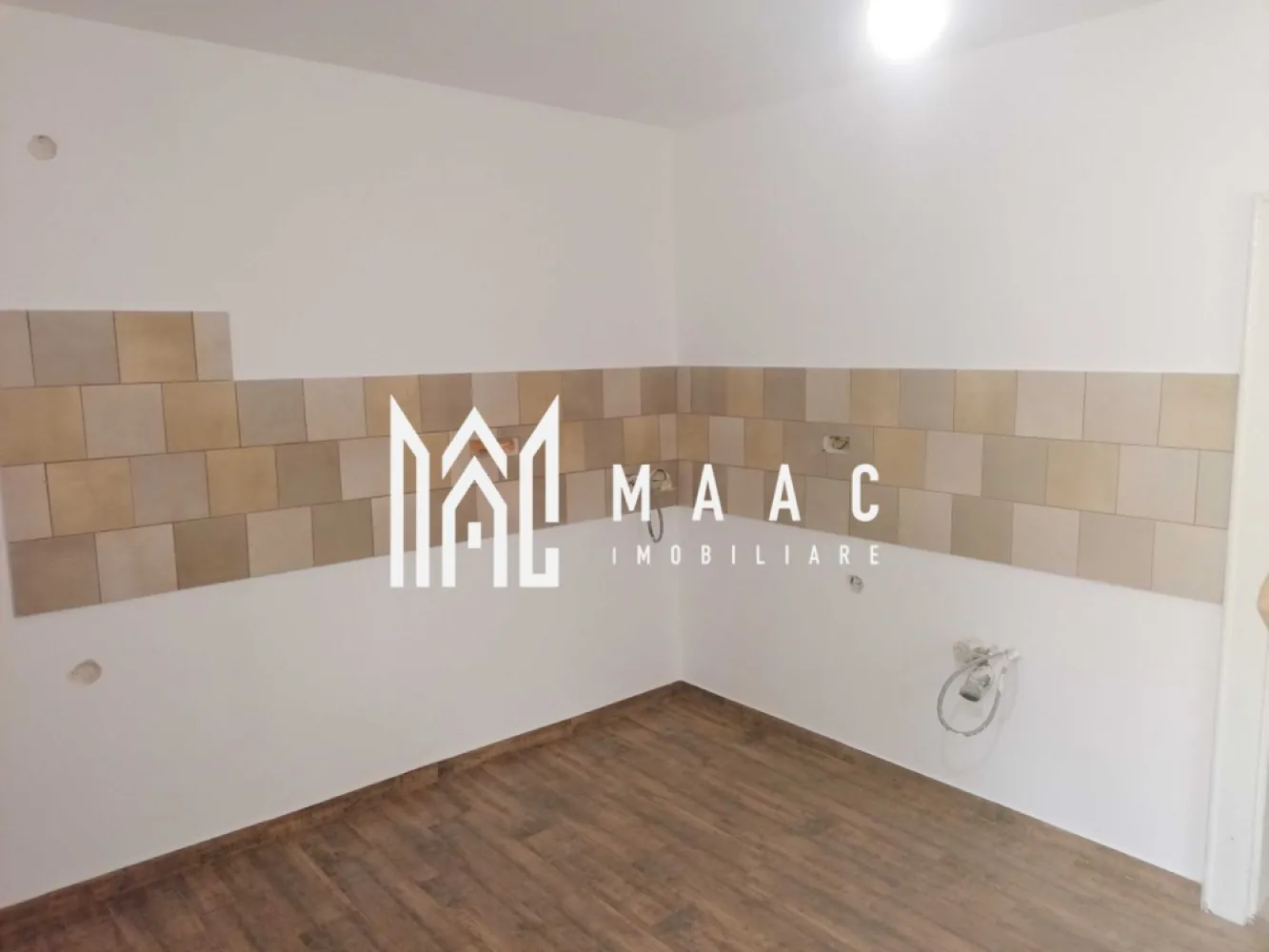 Casă individuală I 2 camere I Renovată I 1400 mp I Cristian - MAAC Imobiliare vă propune spre achiziție o proprietate plină de caracter, situată în zona istorică a localității Cristian, ideală pentru cei care caută liniște și confort într-un cadru autentic. Caracteristici principale: Suprafață utilă: 54 mp Teren total: aproximativ 1400 mp (curte, grădină, anexe, șură) Compartimentare: 2 camere, anexă, șură Construcție solidă din anii 1970, Renovată complet la interior: Tâmplărie PVC tripan pentru izolație eficientă Instalație electrică nouă Racorduri la canalizare, apă și gaze finalizate recent Documente în regulă, pregătite pentru vânzare. Locație și acces: Imobilul este poziționat într-o zonă liniștită, cu acces facil către orașul Sibiu prin transport public regulat. Localitatea Cristian este apreciată pentru peisajele sale, atmosfera liniștită și apropierea de facilități urbane. Ideală pentru: rezidență permanentă casă de vacanță investiție în agroturism sau reamenajare Aceasta este oportunitatea perfectă de a vă bucura de un stil de viață echilibrat între rural și urban. Pentru mai multe informații sau programarea unei vizionări, vă rugăm să ne contactați. Proprietățile cu acest profil și amplasament sunt rare, așa că nu ezitați — sunați astăzi și descoperiți dacă această casă este locul unde veți spune „acasă”, specificând ID CP2608085. }}