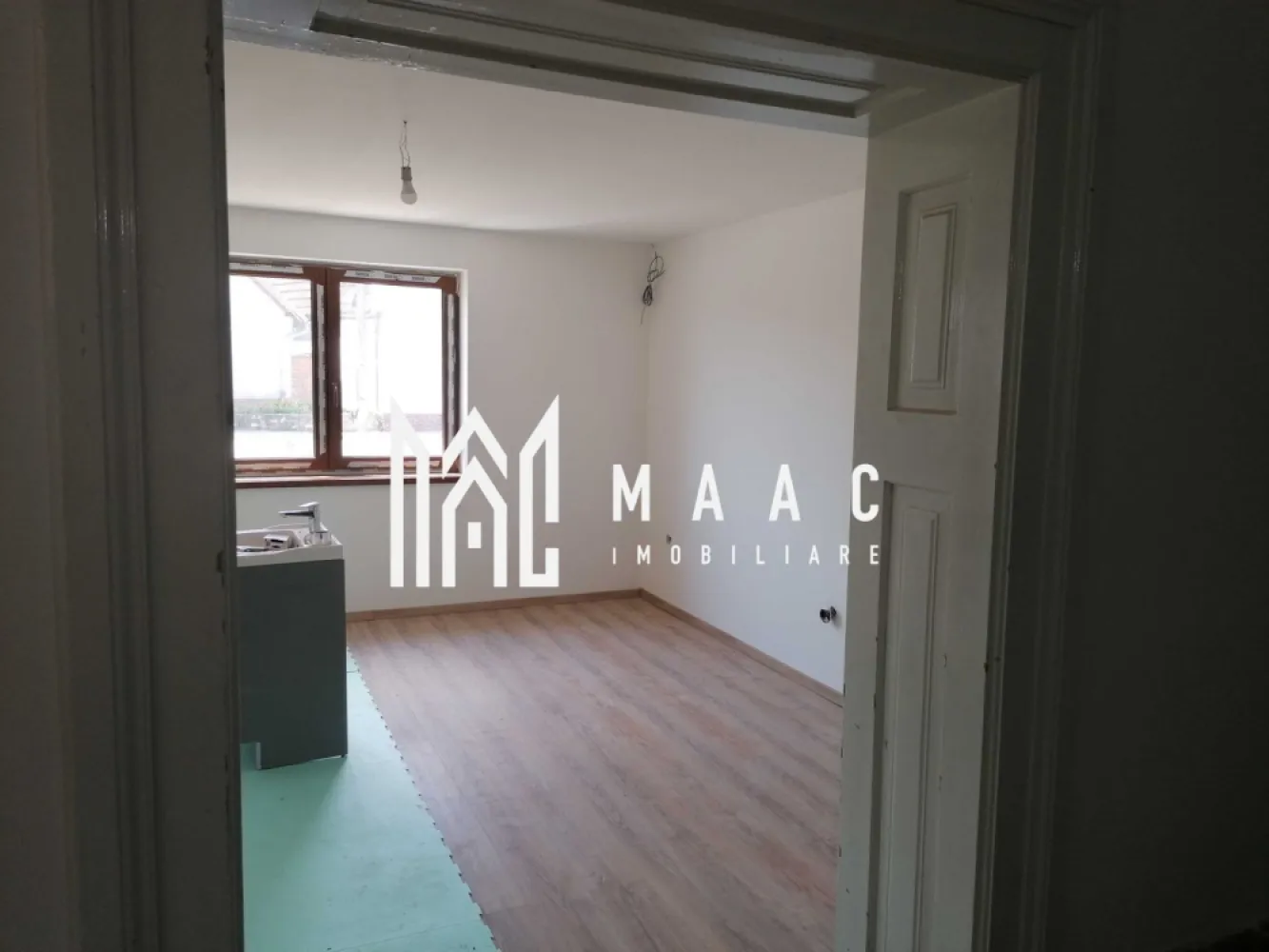 Casă individuală I 2 camere I Renovată I 1400 mp I Cristian - MAAC Imobiliare vă propune spre achiziție o proprietate plină de caracter, situată în zona istorică a localității Cristian, ideală pentru cei care caută liniște și confort într-un cadru autentic. Caracteristici principale: Suprafață utilă: 54 mp Teren total: aproximativ 1400 mp (curte, grădină, anexe, șură) Compartimentare: 2 camere, anexă, șură Construcție solidă din anii 1970, Renovată complet la interior: Tâmplărie PVC tripan pentru izolație eficientă Instalație electrică nouă Racorduri la canalizare, apă și gaze finalizate recent Documente în regulă, pregătite pentru vânzare. Locație și acces: Imobilul este poziționat într-o zonă liniștită, cu acces facil către orașul Sibiu prin transport public regulat. Localitatea Cristian este apreciată pentru peisajele sale, atmosfera liniștită și apropierea de facilități urbane. Ideală pentru: rezidență permanentă casă de vacanță investiție în agroturism sau reamenajare Aceasta este oportunitatea perfectă de a vă bucura de un stil de viață echilibrat între rural și urban. Pentru mai multe informații sau programarea unei vizionări, vă rugăm să ne contactați. Proprietățile cu acest profil și amplasament sunt rare, așa că nu ezitați — sunați astăzi și descoperiți dacă această casă este locul unde veți spune „acasă”, specificând ID CP2608085. }}