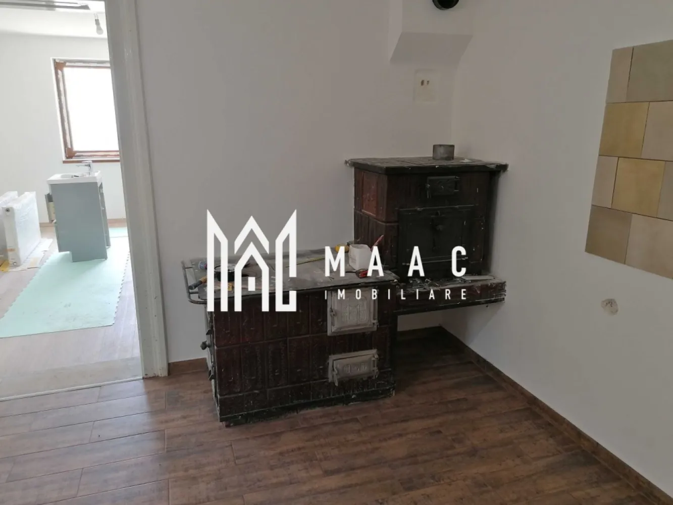 Casă individuală I 2 camere I Renovată I 1400 mp I Cristian - MAAC Imobiliare vă propune spre achiziție o proprietate plină de caracter, situată în zona istorică a localității Cristian, ideală pentru cei care caută liniște și confort într-un cadru autentic. Caracteristici principale: Suprafață utilă: 54 mp Teren total: aproximativ 1400 mp (curte, grădină, anexe, șură) Compartimentare: 2 camere, anexă, șură Construcție solidă din anii 1970, Renovată complet la interior: Tâmplărie PVC tripan pentru izolație eficientă Instalație electrică nouă Racorduri la canalizare, apă și gaze finalizate recent Documente în regulă, pregătite pentru vânzare. Locație și acces: Imobilul este poziționat într-o zonă liniștită, cu acces facil către orașul Sibiu prin transport public regulat. Localitatea Cristian este apreciată pentru peisajele sale, atmosfera liniștită și apropierea de facilități urbane. Ideală pentru: rezidență permanentă casă de vacanță investiție în agroturism sau reamenajare Aceasta este oportunitatea perfectă de a vă bucura de un stil de viață echilibrat între rural și urban. Pentru mai multe informații sau programarea unei vizionări, vă rugăm să ne contactați. Proprietățile cu acest profil și amplasament sunt rare, așa că nu ezitați — sunați astăzi și descoperiți dacă această casă este locul unde veți spune „acasă”, specificând ID CP2608085. }}