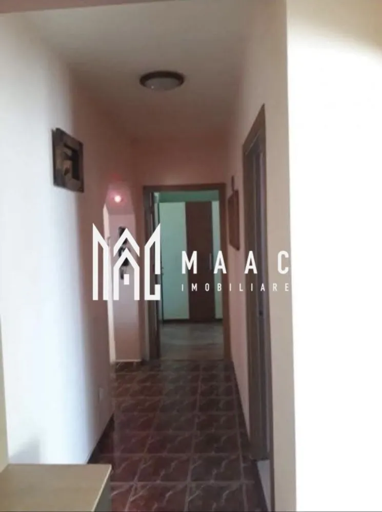 Apartament 3 camere I Decomandat I I Etaj 1 | Terezian - MAAC Imobiliare vă propune spre închiriere un apartament cu 3 camere decomandate, situat într-o zonă extrem de practică din Sibiu , ideal pentru locuire imediată. Apartamentul este amplasat la etajul 4 al unui bloc liniștit, cu o singură scară, având o compartimentare eficientă și o lumină naturală excelentă în toate camerele. Proprietatea dispune de: 3 camere decomandate, spațioase și luminoase Balcon generos, închis, care deservește ambele dormitoare Bucătărie complet mobilată și echipată Baie complet funcțională Hol cu spații de depozitare Detalii imobil: Suprafață: 72 mp Tip construcție: caramida Finisaje: mobilat complet, pregătit pentru mutare imediată Locație excelentă – situat în apropierea Școlii nr. 18 și la doar câteva minute de mers pe jos de Lidl, cu acces facil către centrul orașului. Zona este apreciată pentru liniște și proximitatea față de puncte esențiale de interes (transport public, școli, magazine). Disponibilitate: Imobilul este disponibil pentru mutare începând cu data de 20 iulie. Garantie timp de 12 luni Preț închiriere: 410 euro/lună Pentru mai multe informații și programarea unei vizionări, nu ezitați să ne contactați specificati ID:CP2608021 }}