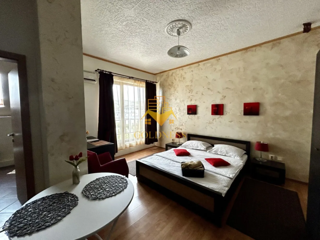 1 camera, Modern, Pet Friendly, Parcare, Profi, Borhanci - GOLDNESS Imobiliare vă propune spre închiriere un apartament cu o camera, complet mobilat și utilat, situat la etajul 1intr o casa cu 2 etaje, în Cartierul Borhanci.
Se accepta pisici si caini de talie mica!
Dispune de loc de parcare!
Se află în apropierea stațiilor de transport în comun, magazine, restaurante, spații verzi, farmacii, etc. 

Apartamentul este compartimentat astfel:
 - dormitor cu pat matrimonial, dulap, noptiere, birou
 - bucatarie complet utilată și mobilată, loc de servit masa, masina de spalat haine 
 - baie cu dus, calorifer port prosop și dulap pentru depozitare.

Imobilul este dotat cu toate cele necesare- centrală proprie, frigider, plita, hotă, mașină de spălat haine, televizor, etc. 

Dacă sunteți interesați de acest apartament și doriți să îl vizionați, dar și pentru alte oferte nu ezitați să ne contactați telefonic sau prin e-mail. Vă stăm la dispoziție!
Pentru intermediere se percepe un comision de 50% din prețul chiriei!