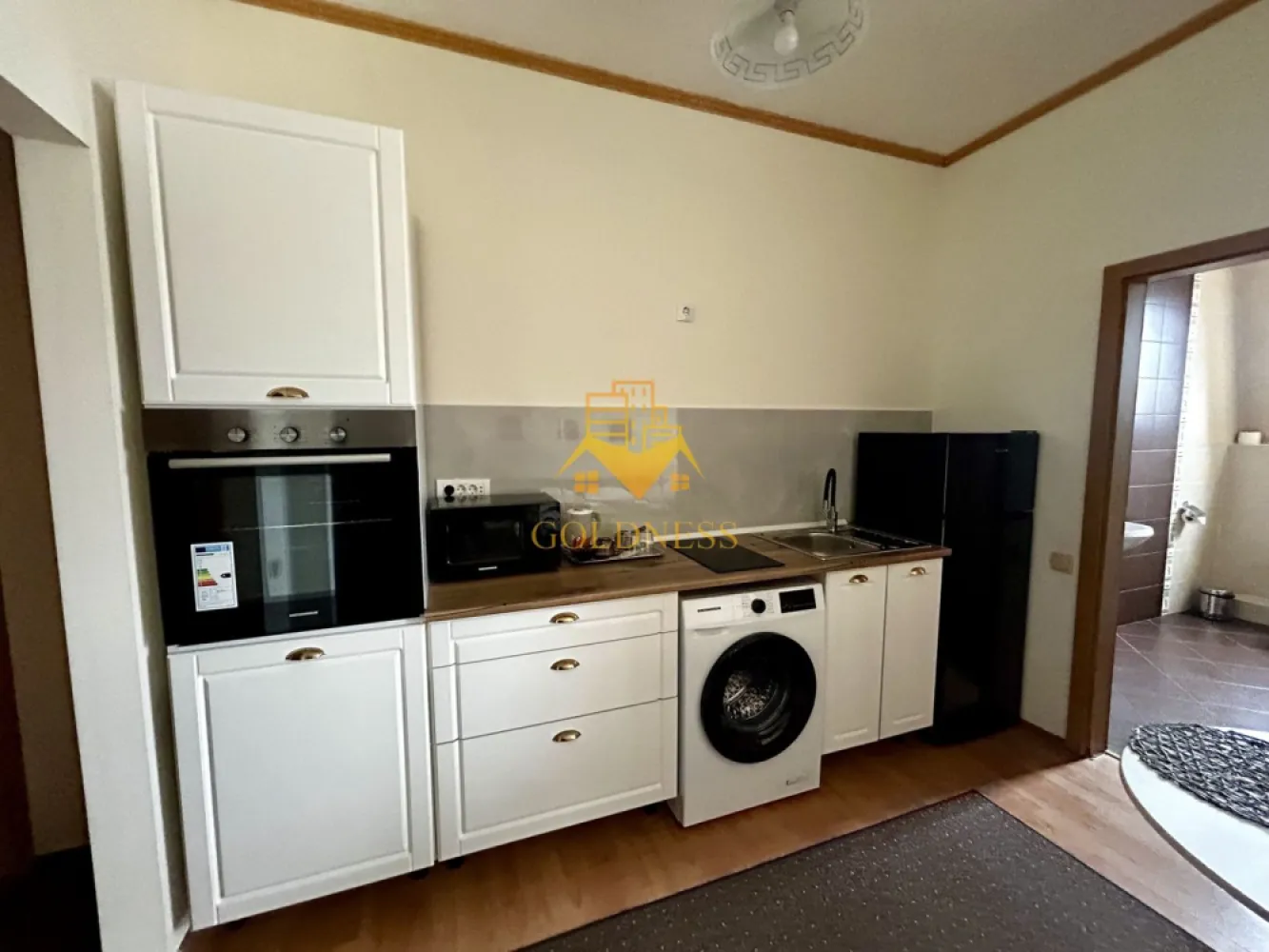 1 camera, Modern, Pet Friendly, Parcare, Profi, Borhanci - GOLDNESS Imobiliare vă propune spre închiriere un apartament cu o camera, complet mobilat și utilat, situat la etajul 1intr o casa cu 2 etaje, în Cartierul Borhanci.
Se accepta pisici si caini de talie mica!
Dispune de loc de parcare!
Se află în apropierea stațiilor de transport în comun, magazine, restaurante, spații verzi, farmacii, etc. 

Apartamentul este compartimentat astfel:
 - dormitor cu pat matrimonial, dulap, noptiere, birou
 - bucatarie complet utilată și mobilată, loc de servit masa, masina de spalat haine 
 - baie cu dus, calorifer port prosop și dulap pentru depozitare.

Imobilul este dotat cu toate cele necesare- centrală proprie, frigider, plita, hotă, mașină de spălat haine, televizor, etc. 

Dacă sunteți interesați de acest apartament și doriți să îl vizionați, dar și pentru alte oferte nu ezitați să ne contactați telefonic sau prin e-mail. Vă stăm la dispoziție!
Pentru intermediere se percepe un comision de 50% din prețul chiriei!
