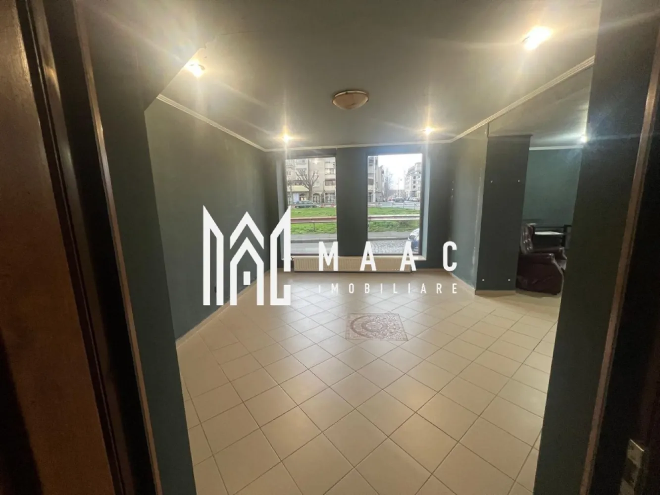 Spatiu comercial de inchiriat 72 mp Strada 9 mai - MAAC Imobiliare vă propune spre închiriere un spațiu comercial cu suprafața utilă de 72 mp, situat pe strada 9 Mai, într-o zonă cu vizibilitate bună și acces facil, potrivit pentru diverse activități comerciale sau de servicii. Datorită poziționării și compartimentării eficiente, spațiul oferă condiții optime pentru desfășurarea unei afaceri într-un cadru urban activ.

Proprietatea beneficiază de o compartimentare avantajoasă și este pregătită pentru utilizare imediată, fiind predată la cheie, ceea ce permite începerea rapidă a activității.

Beneficii:
-suprafață utilă de 72 mp
-compartimentare eficientă
-grup sanitar propriu
-spațiu de depozitare
-vitrină stradală pentru vizibilitate crescută
-predare la cheie
-disponibil începând cu 1 aprilie

Pentru mai multe detalii, vă rugăm să menționați CP2988911 la telefon.