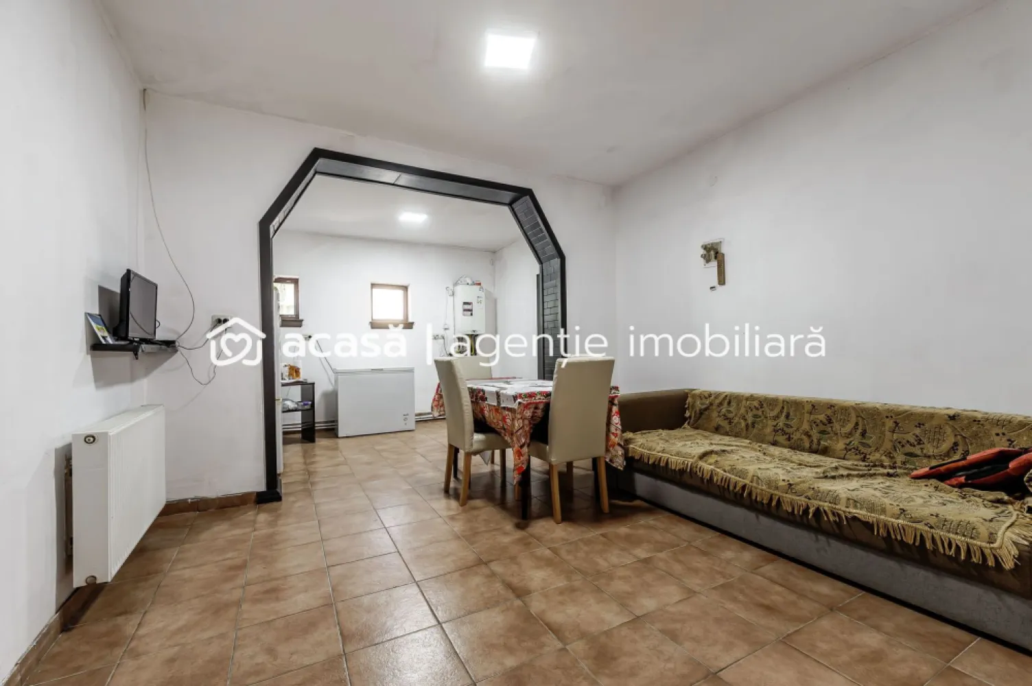 Casa 4 camere - Teren 1603mp - Livada, Arad - COMISION 0% - Vă propunem spre vânzare o casă solidă, în mare parte din cărămidă, situată în comuna Livada, la doar câteva minute de municipiul Arad, ideală pentru o familie care își dorește liniște, spațiu și confort.

📐 Compartimentare și dotări:
- 3 dormitoare
- Living spațios cu loc de luat masa, cu acces direct la bucătărie
- Hol generos
- Baie cu cadă
- Terasă acoperită, ideală pentru relaxare sau zonă de grătar

🏡 Detalii ale construcției:
- Casă izolată la exterior pentru un plus de confort termic
- Acoperiș nou, complet schimbat
- Încălzire prin centrală termică pe gaz

🌳 Teren și facilități exterioare:
- Suprafață teren: 1.603 mp
- Front stradal: 19 ml
- Acces auto și numeroase locuri de parcare
- Grădină cu pomi fructiferi, viță de vie cu rod bogat și o seră pentru legume

Această proprietate este perfectă pentru cei care doresc să se bucure de avantajele vieții la curte, cu spații generoase și natură la îndemână, dar în același timp să rămână aproape de oraș.

📞 Pentru mai multe informații sau pentru programarea unei vizionări, nu ezitați să mă contactați la 0755 274 519 - Daniel Hord - Consultant imobiliar

Nu dispui de toată suma? Te ajutăm noi gratuit! Îți obținem oferte de la 16 bănci
Ai o proprietate de vânzare în Arad și vrei să știi cât valorează cu adevărat?
Sună-mă pentru o evaluare GRATUITĂ!

Birou: ACASĂ | Agenție imobiliară Arad
Adresă: Bulevardul Decebal 2, Arad 310133