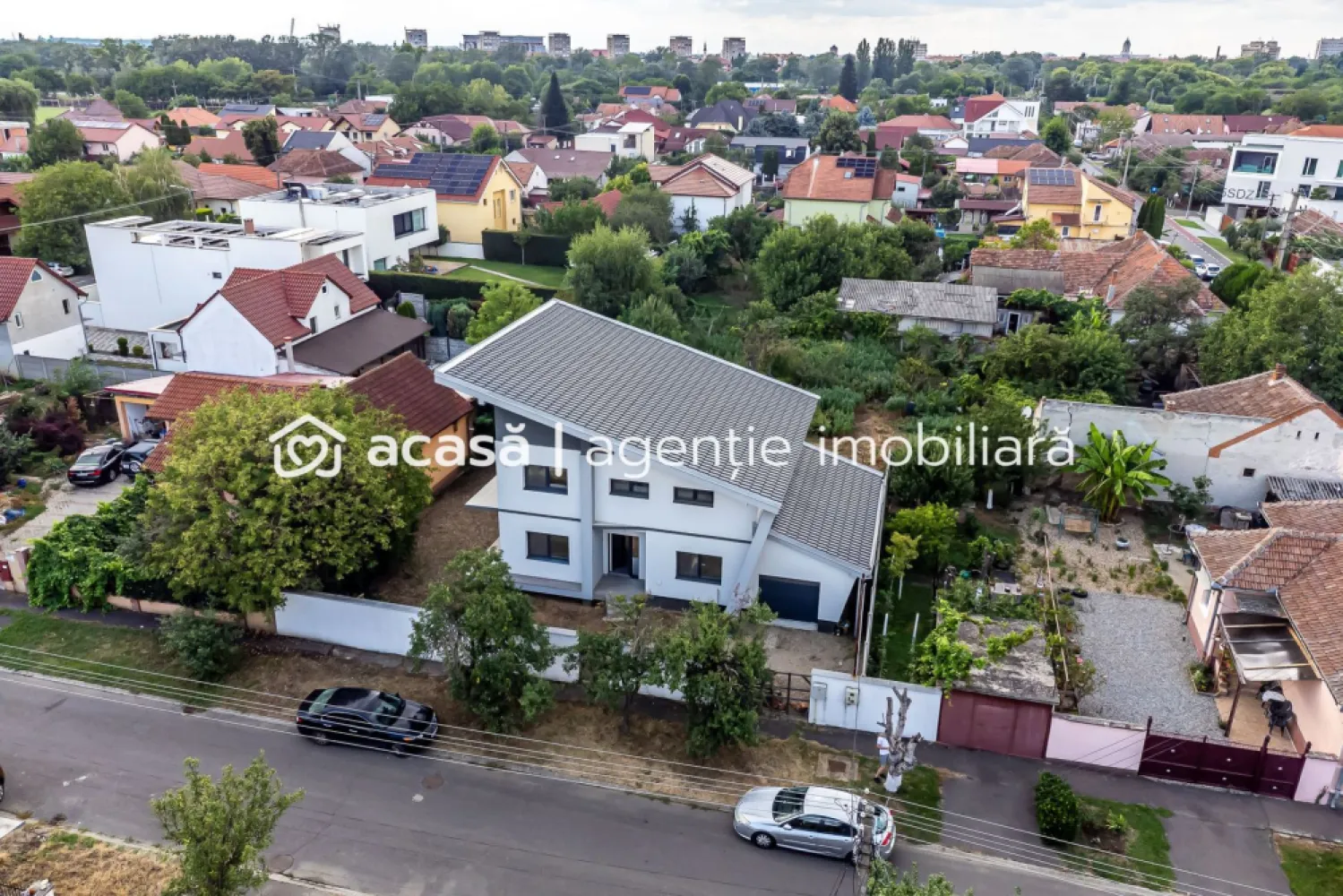 Vila Premium 5 camere - Subcetate, Arad - COMISION 0% - 🏡 VILĂ PREMIUM DE VÂNZARE ÎN SUBCETATE – ARAD 🏡
📍 Cea mai dorită zonă rezidențială din oraș!

✨ Finalizată în 2023, această vilă spectaculoasă cu 5 camere oferă confort, rafinament și siguranță pentru întreaga familie!
🔹 Suprafață utilă: 200 mp
🔹 Teren: 500 mp | Front stradal: 22 ml
🔹 Regim de înălțime: P + 1E + pod
🔹 Construcție: Cărămidă Porotherm + izolație cu vată bazaltică
🔹 Încălzire în pardoseală (parter și etaj) cu centrală pe gaz
🔹 Aer condiționat 38.000 BTU – cu posibilitate de extindere

🚗 Acces auto + Garaj cu poartă automată
🎥 Sistem de supraveghere video + alarmă
🎨 Finisaje exclusiv PREMIUM în toată casa!

📐 Compartimentare inteligentă:
👉 Parter: living generos, bucătărie, baie, dormitor/birou, terasă
👉 Etaj: 2 dormitoare cu balcon, baie, cameră dressing, cameră spălătorie

💎 Casa ideală pentru cei care caută eleganță, spațiu și intimitate, într-o zonă exclusivistă a Aradului.
🔑 Proprietatea perfectă te așteaptă!

📞 Contactează-mă acum pentru vizionare la 0755 274 519 - Daniel Hord - Consultant imobiliar.

Nu dispui de toată suma? Te ajutăm noi gratuit! Îți obținem oferte de la 16 bănci
Ai o proprietate de vânzare în Arad și vrei să știi cât valorează cu adevărat?
Sună-mă pentru o evaluare GRATUITĂ!