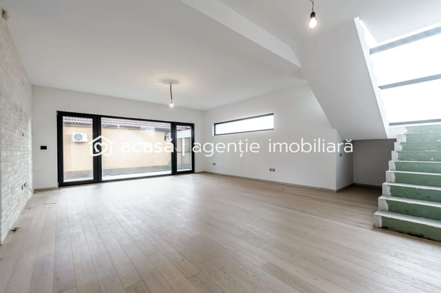 Vila Premium 5 camere - Subcetate, Arad - COMISION 0% - 🏡 VILĂ PREMIUM DE VÂNZARE ÎN SUBCETATE – ARAD 🏡
📍 Cea mai dorită zonă rezidențială din oraș!

✨ Finalizată în 2023, această vilă spectaculoasă cu 5 camere oferă confort, rafinament și siguranță pentru întreaga familie!
🔹 Suprafață utilă: 200 mp
🔹 Teren: 500 mp | Front stradal: 22 ml
🔹 Regim de înălțime: P + 1E + pod
🔹 Construcție: Cărămidă Porotherm + izolație cu vată bazaltică
🔹 Încălzire în pardoseală (parter și etaj) cu centrală pe gaz
🔹 Aer condiționat 38.000 BTU – cu posibilitate de extindere

🚗 Acces auto + Garaj cu poartă automată
🎥 Sistem de supraveghere video + alarmă
🎨 Finisaje exclusiv PREMIUM în toată casa!

📐 Compartimentare inteligentă:
👉 Parter: living generos, bucătărie, baie, dormitor/birou, terasă
👉 Etaj: 2 dormitoare cu balcon, baie, cameră dressing, cameră spălătorie

💎 Casa ideală pentru cei care caută eleganță, spațiu și intimitate, într-o zonă exclusivistă a Aradului.
🔑 Proprietatea perfectă te așteaptă!

📞 Contactează-mă acum pentru vizionare la 0755 274 519 - Daniel Hord - Consultant imobiliar.

Nu dispui de toată suma? Te ajutăm noi gratuit! Îți obținem oferte de la 16 bănci
Ai o proprietate de vânzare în Arad și vrei să știi cât valorează cu adevărat?
Sună-mă pentru o evaluare GRATUITĂ!