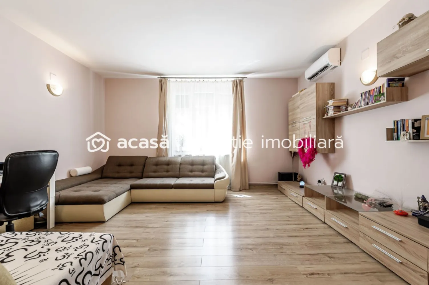 Apartament 2 camere spatios la casa individuala zona centrala - Vă invităm să descoperiți acest apartament spațios, situat într-o casă de construcție individuală, cu o curte comună într-un cartier liniștit din Parneava. 
Preț listare repoziționat la 79.900 euro de la 84.900.
Acest apartament de 2 camere decomandat, ideal pentru un cuplu tânăr sau o familie cu un copil, este situat la o casă cu curte comună și oferă confort sporit. Aflat într-o zonă centrală, te vei bucura de toate facilitățile urbane la doar câțiva pași distanță. Cu cei 96 mp construiți-2 camere și dressing, bucătărie închisă și o baie- plus o curte delimitata de 140 mp și renovarea totală din 2022, acest apartament reprezintă o oportunitate unică pentru cei în căutarea unei locuințe confortabile și moderne. Imaginați-vă cum puteți transforma acest spațiu generos într-un cămin cald și primitor, unde veți crea amintiri de neuitat alături de cei dragi. 
Nu ratați șansa de a deveni proprietarul acestui apartament minunat! Contactați-ne pentru mai multe detalii și pentru a programa o vizionare la 0724694458 Dorel Veres consultant imobiliar Acasă Arad/ARED Birou Centru.