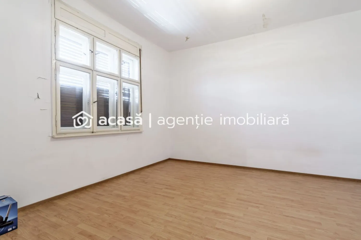 Două case pe Calea Radnei comision 0 - Oportunitate unică de achiziție! 
Casa la roșu cu un proiect minunat, cu o suprafata construita de 475 mp si 14 camere, amplasata pe un teren generos de 1.100 mp cu 2 fronturi stradale mari - 24 m pe Calea Radnei si 35 m pe strada Lipovei. Proprietatea include si o a doua casă la stradă, cu 3 camere, baie, pivnita, având o suprafață construita de 110 mp. Preț de listare 287.000 euro ceea ce poziționează prețul pe mp construit sub 500 - și este negociabil!
Acesta este momentul perfect pentru a transforma această proprietate într-un camin de vis! Contactează-mă pentru mai multe detalii la 0724 694 458 -Dorel Veres consultantimobiliarAcasăArad- și nu rata șansa de a investi intr-un viitor stralucit!