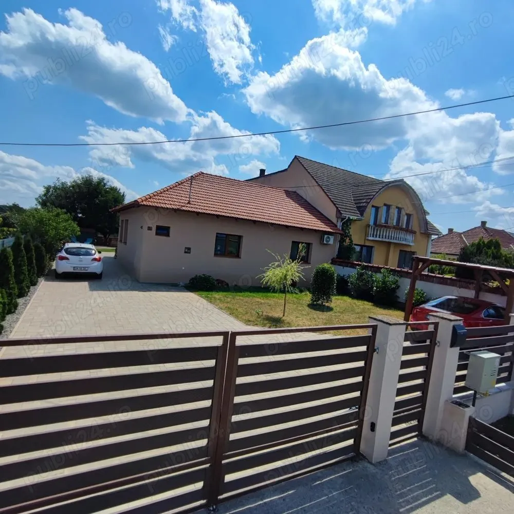 casă eco de lux de vânzare - Se oferă spre vânzare, în reprezentare unică și cu comision 0% pentru cumpărător, o casă în Satu Mare Str. Balta Blonda construită din cărămidă plină, spațioasă și elegantă, cu o suprafață utilă de 150 mp, amplasată pe un teren generos de 12 ari.

Proprietatea se vinde complet mobilată și utilată, cu mobilier și electrocasnice de înaltă calitate, atent alese pentru a oferi confort, funcționalitate și un stil modern. Este locuința ideală pentru cei care doresc să se mute imediat, fără alte investiții suplimentare.

Casa este gândită practic și flexibil, fiind potrivită inclusiv pentru o familie numeroasă. Aceasta dispune de:

Două intrări separate ideale pentru două familii sau pentru delimitarea zonelor de zi și de noapte

Două băi

Două bucătării

Centrală termică proprie

Încălzire în pardoseală

Panouri solare ce asigură gratuit energia electrică pe tot parcursul anului

Rețea electrică convențională disponibilă

Mașină de spălat rufe și uscător amplasate inteligent în dressing

Încălzire atât pe peleți, cât și pe gaz, cu termostat inteligent reglabil manual și de pe telefon, de la distanță

Cameră tehnică de 16 mp

Trei anexe de depozitare

Carport în fața casei

Puț forat în curte, la 25 m adâncime

Apă caldă atât pe gaz, cât și pe curent

Poartă automatizată

Aer condiționat 

Spațiu de relaxare și zonă pentru grătar

Utilități complete: apă, gaz, canalizare, curent electric.
Infrastructură: stradă asfaltată, acces rapid către toate punctele de interes din oraș, aproape de centura orasului ideal pentru navetă sau acces facil către zone comerciale și instituții.

Dacă îți dorești o casă în Satu Mare care combină stilul occidental cu funcționalitatea unei locuințe tradiționale bine gândite, aceasta este oportunitatea ideală pentru tine!

Contactează-ne pentru mai multe detalii sau pentru a programa o vizionare.

Preț 260000