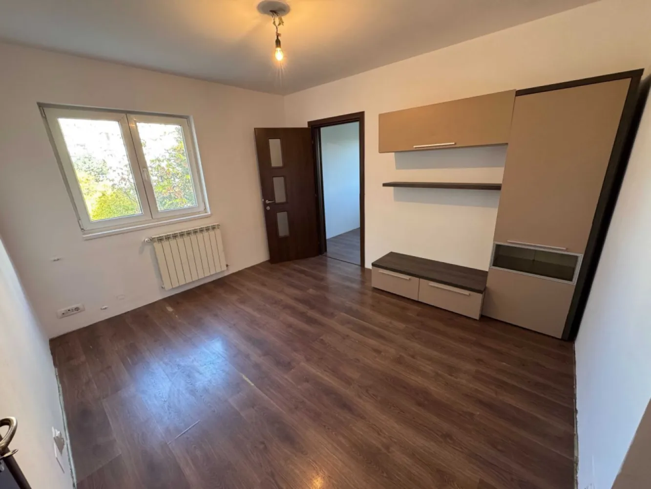 Apartament 2 camere Piata Trapezului 2 minute metrou - Vand apartament 2 camere, etaj 3/10 cu lift modernizat, bloc reabilitat termic, scara renovata. 
In proximitate: Metrou 1 decembrie 1918 - 2 minute 
Piata Trapezului - 2 minute
Auchan Titan - 10 minute
Zona comerciala Ikea Pallady- 5 minute cu masina- 20 minute de mers pe jos
Accept si credit imobiliar.