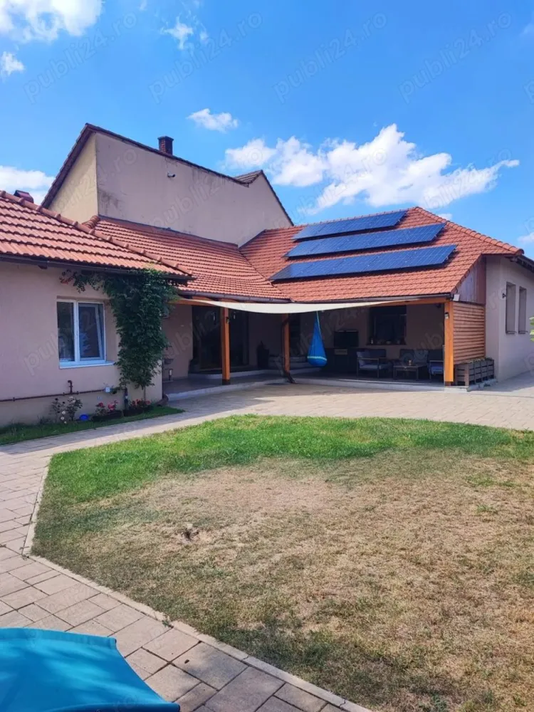 casă eco de lux de vânzare - Se oferă spre vânzare, în reprezentare unică și cu comision 0% pentru cumpărător, o casă în Satu Mare Str. Balta Blonda construită din cărămidă plină, spațioasă și elegantă, cu o suprafață utilă de 150 mp, amplasată pe un teren generos de 12 ari.

Proprietatea se vinde complet mobilată și utilată, cu mobilier și electrocasnice de înaltă calitate, atent alese pentru a oferi confort, funcționalitate și un stil modern. Este locuința ideală pentru cei care doresc să se mute imediat, fără alte investiții suplimentare.

Casa este gândită practic și flexibil, fiind potrivită inclusiv pentru o familie numeroasă. Aceasta dispune de:

Două intrări separate ideale pentru două familii sau pentru delimitarea zonelor de zi și de noapte

Două băi

Două bucătării

Centrală termică proprie

Încălzire în pardoseală

Panouri solare ce asigură gratuit energia electrică pe tot parcursul anului

Rețea electrică convențională disponibilă

Mașină de spălat rufe și uscător amplasate inteligent în dressing

Încălzire atât pe peleți, cât și pe gaz, cu termostat inteligent reglabil manual și de pe telefon, de la distanță

Cameră tehnică de 16 mp

Trei anexe de depozitare

Carport în fața casei

Puț forat în curte, la 25 m adâncime

Apă caldă atât pe gaz, cât și pe curent

Poartă automatizată

Aer condiționat 

Spațiu de relaxare și zonă pentru grătar

Utilități complete: apă, gaz, canalizare, curent electric.
Infrastructură: stradă asfaltată, acces rapid către toate punctele de interes din oraș, aproape de centura orasului ideal pentru navetă sau acces facil către zone comerciale și instituții.

Dacă îți dorești o casă în Satu Mare care combină stilul occidental cu funcționalitatea unei locuințe tradiționale bine gândite, aceasta este oportunitatea ideală pentru tine!

Contactează-ne pentru mai multe detalii sau pentru a programa o vizionare.

Preț 260000