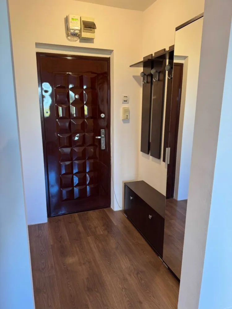 Apartament 2 camere Piata Trapezului 2 minute metrou - Vand apartament 2 camere, etaj 3/10 cu lift modernizat, bloc reabilitat termic, scara renovata. 
In proximitate: Metrou 1 decembrie 1918 - 2 minute 
Piata Trapezului - 2 minute
Auchan Titan - 10 minute
Zona comerciala Ikea Pallady- 5 minute cu masina- 20 minute de mers pe jos
Accept si credit imobiliar.