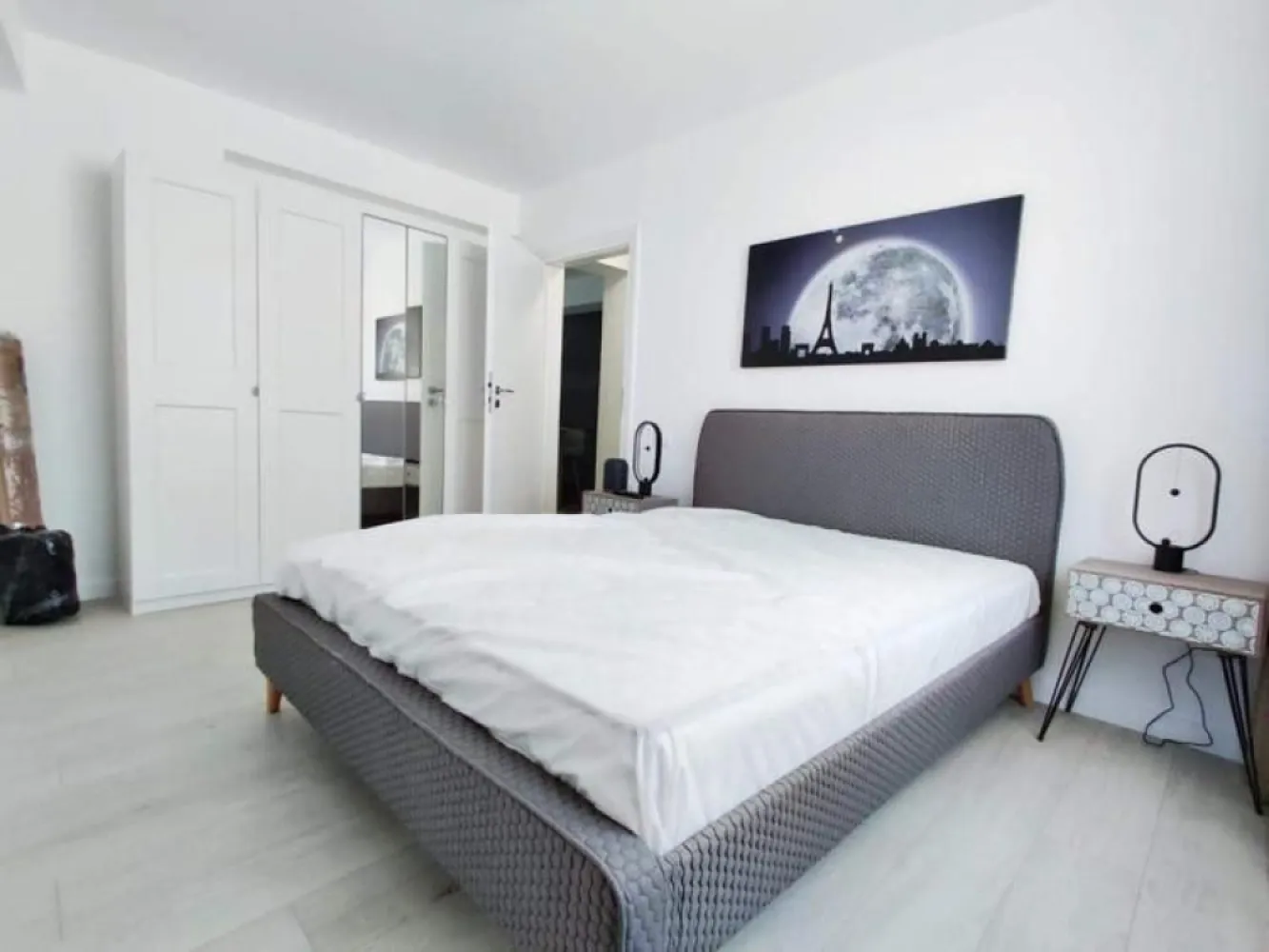 BRASADAS închiriază ap 2 cam modern, complet utilat Unirii. - Descoperă confortul unui apartament mobilat și dotat cu toate electrocasnicele de care ai nevoie pentru un trai relaxat: combină frigorifică, plită și cuptor electric, hotă, mașină de spălat vase, mașină de spălat rufe cu uscător 2 în 1, Smart TV și aer condiționat.

📍 Situat pe o stradă foarte liniștită, dar la câțiva pași de Piața Unirii, îmbină perfect avantajele vieții centrale cu liniștea de acasă.

🚗 Posibilitate de parcare subterană (contra cost), pentru un plus de confort și siguranță.

Un apartament ideal pentru cei care caută un spațiu modern, bine amplasat și gata de mutare.