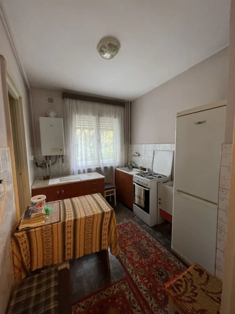 BRASADAS vinde ap 2 cam Micro 15. - Agenția imobiliara BRASADAS vinde apartament strada arinului situat la etajul 2/4, bloc de cărămidă, 45 mp, 2 camere, semidecomandat, necesită renovări