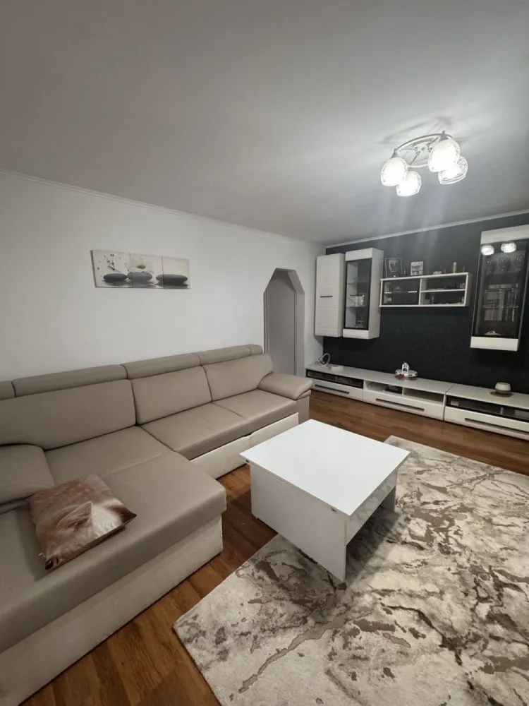 BRASADAS vinde ap 2 cam etaj 4/4 în M16. - Agenția imobiliara BRASADAS vinde apartament situat la etajul 4, compus din 2 camere semidecomandate, balcon, bucătărie și baie. Locuința este gata de mutat, îngrijită și luminoasă.
Dotat cu 2 aparate de aer condiționat (în fiecare cameră)
Compartimentare practică și confortabilă
Bloc curat, zonă liniștită, aproape de magazine, școli și transport
Acoperiș făcut
www.brasadas.com.