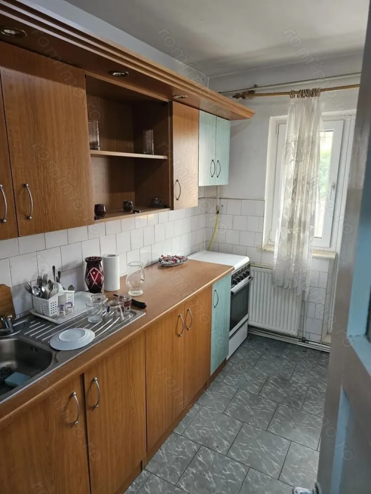 BRASADAS vinde ap 2 cam etaj3/4 decomandat, Carpați 2 - Agenția imobiliara BRASADAS vinde apartament cu 2 camere Carpați 2, etaj 3/4 cu 2 bacoane, termopan, microcentrala, orientare est-vest, soare toată ziua, luminos, nu este de colt, nici de mijloc. Balcon la camera mare si la bucătărie. 
www.brasadas.com.