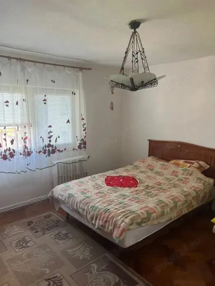 BRASADAS vinde ap 2 cam - Agenția imobiliara BRASADAS vinde apartament cu 2 camere decomandate, living și dormitor spațios. 
Bucătăria mărita dotata cu plita, cuptor, hota, cămara de alimente și balcon tip loja. 
Loc de parcare inclus, aer condiționat.
Hol, baie și un salon de 25 mp.
Zona foarte buna, potrivit pentru familii cu copii. 
In proximitate se afla scoli, gradinite, creșă, acces facil la mijloace de transport, piața alimentara, supermarket etc.